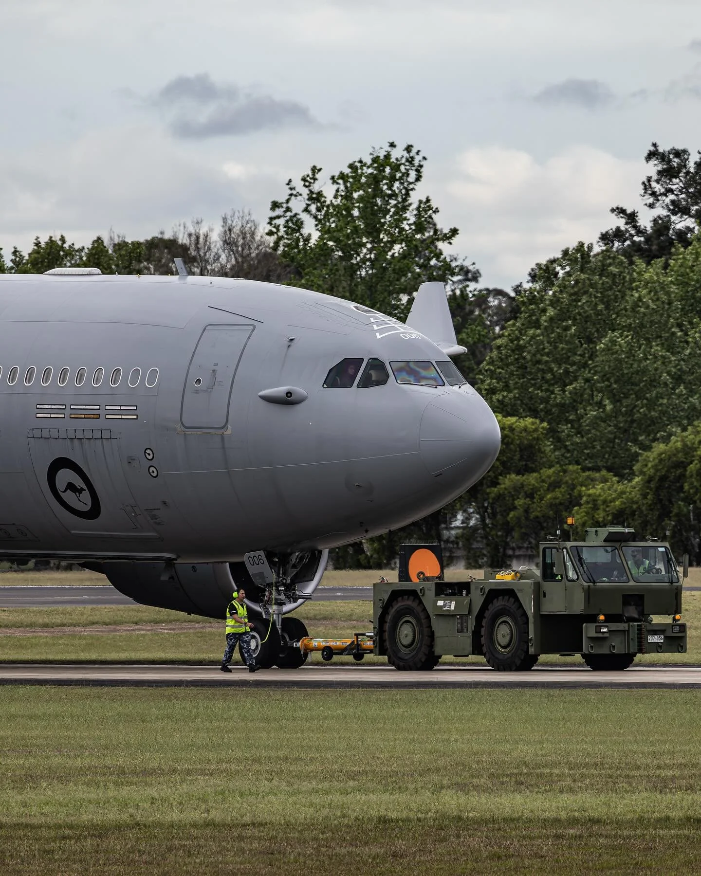 Taking the dog for a Richmond walk 🐶
@ausairforce @aviationjett 
#aviation #planespotting #avgeek #kc30 #airbus #planes #richmondairzhow #airshow #aerialrefuelling #aircraft #airtoair #fuel #airforce #sydney #australia #raaf #33sqn #kc30mrtt #a330