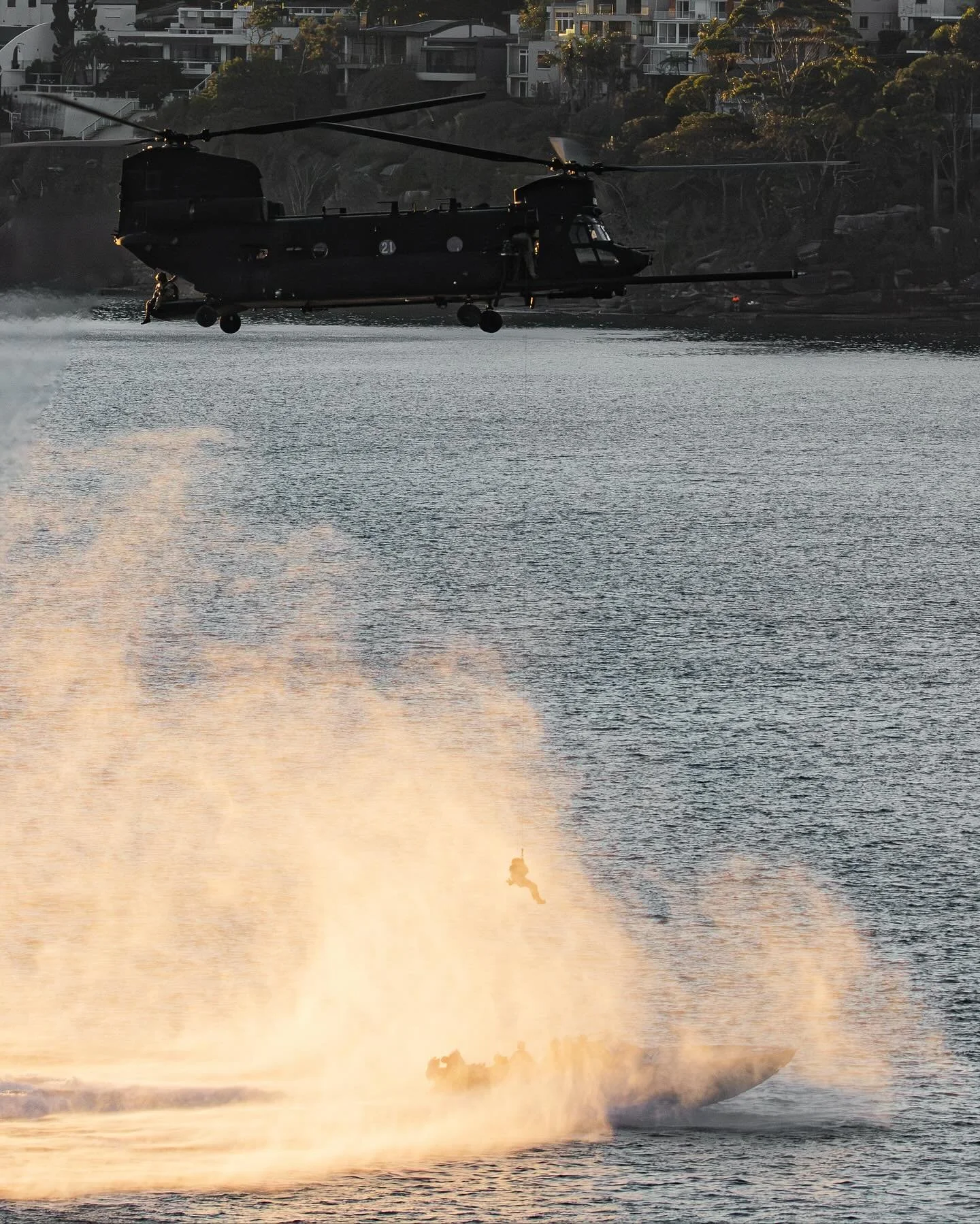 Sea skimming with the sunset stalkers

#aviation #photography #planespotting #160th #soar #mh47g