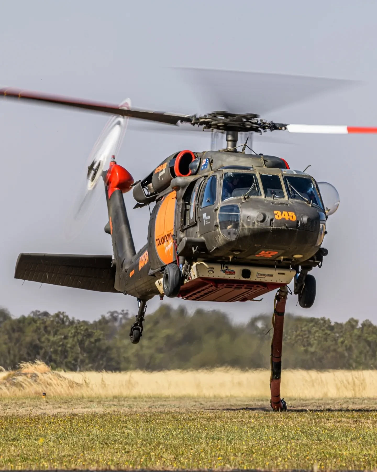 HELITAK 344, 345 and 517 hot refuelling at Mangalore.

.
#victoria #bushfire #firefighting #helicopter #photography