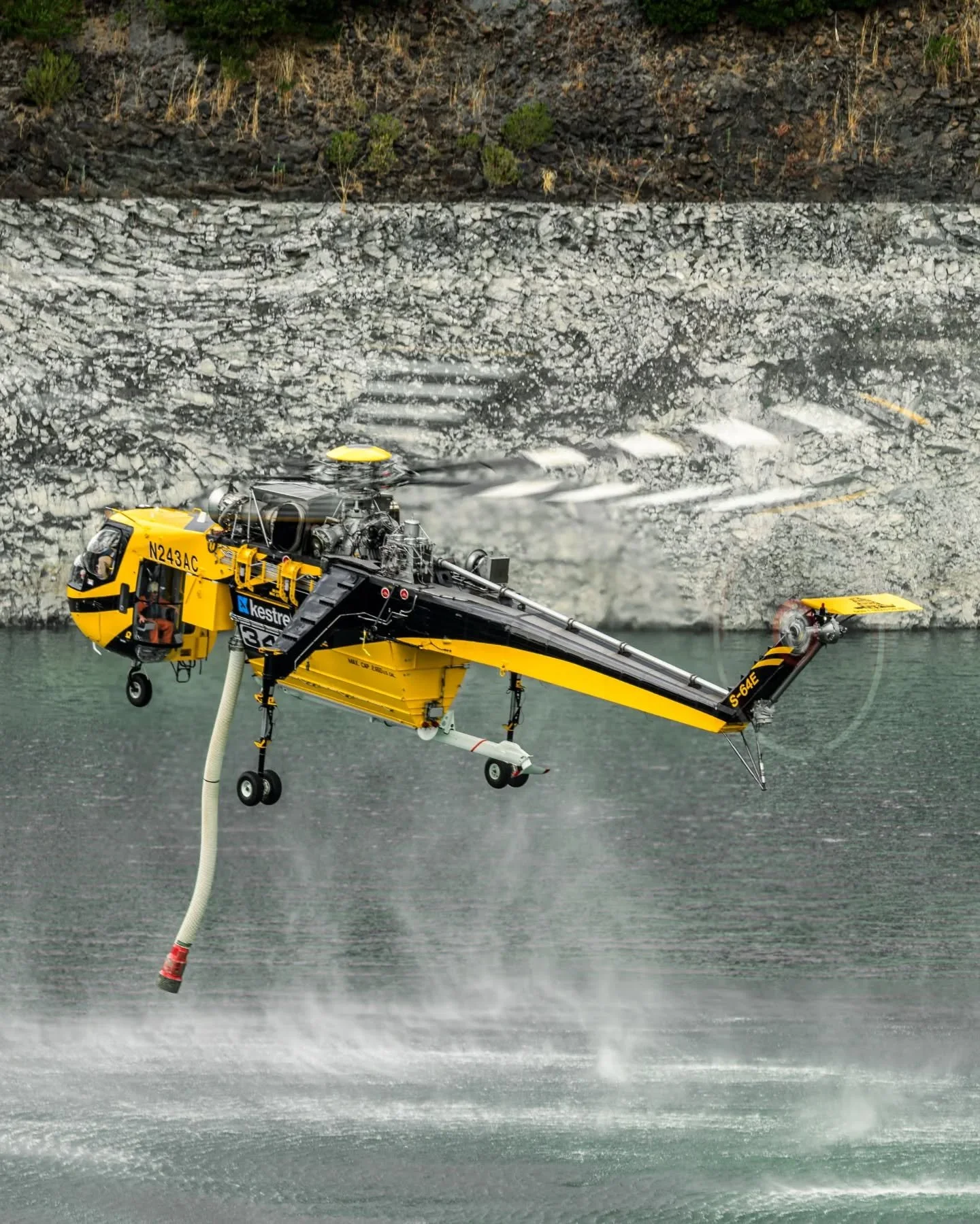 Wrong place, right time. Hide, seek and some more.

.
#aviation #photography #helicopter #s64 #bushfire