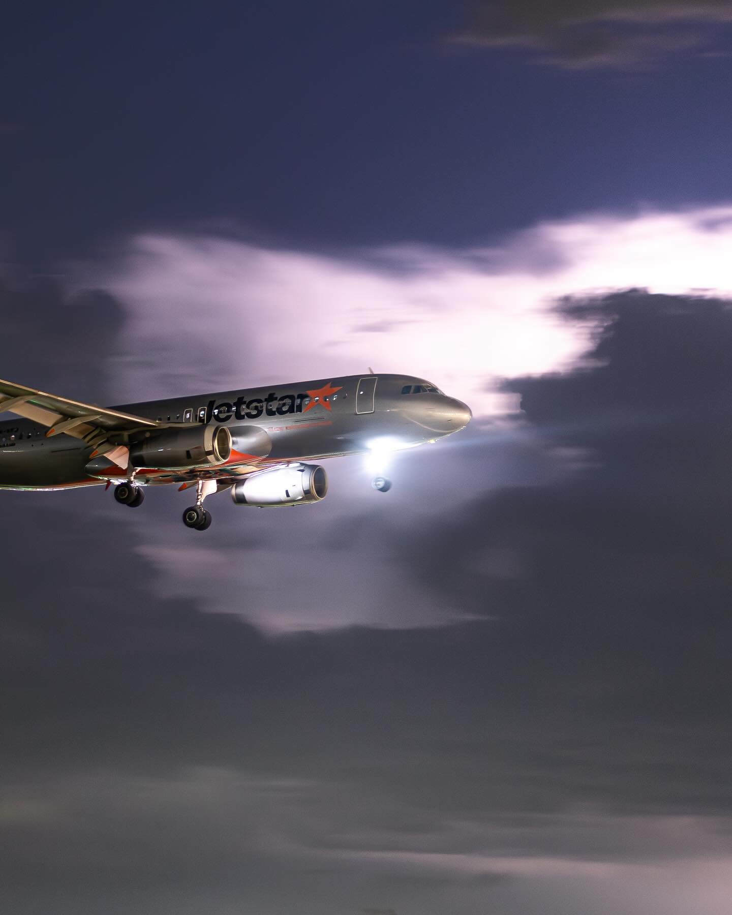 Sydney by night is a doozy 🏀

#sydney #spotting #aviation #photography #emirates ilovemygirlfriend