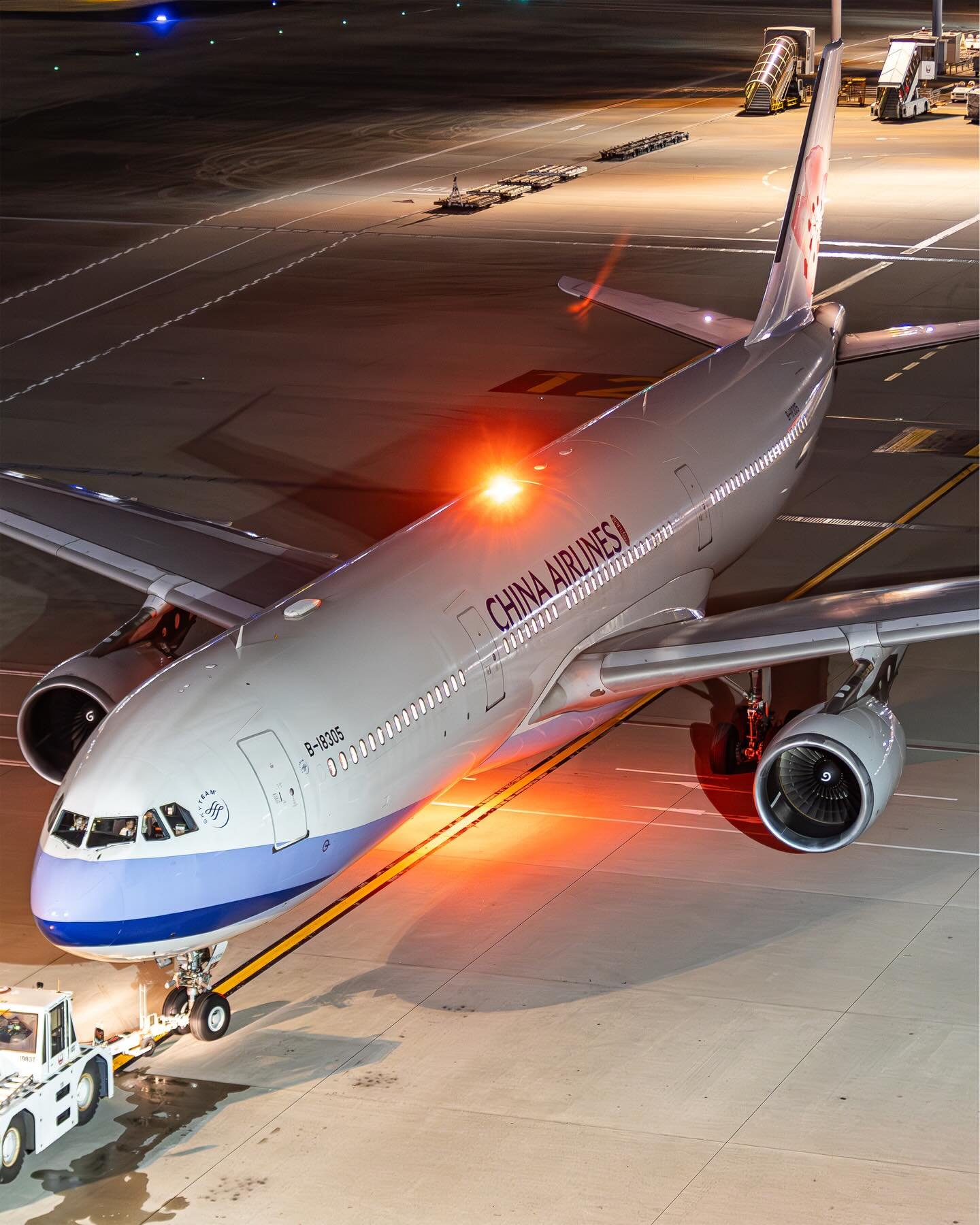 Snow, Cones &amp; spotting 🇯🇵

All in a nights work with @krazy_aviation the goat

#planespotting #aviation #night #japan #trendy ilovemygirlfriend