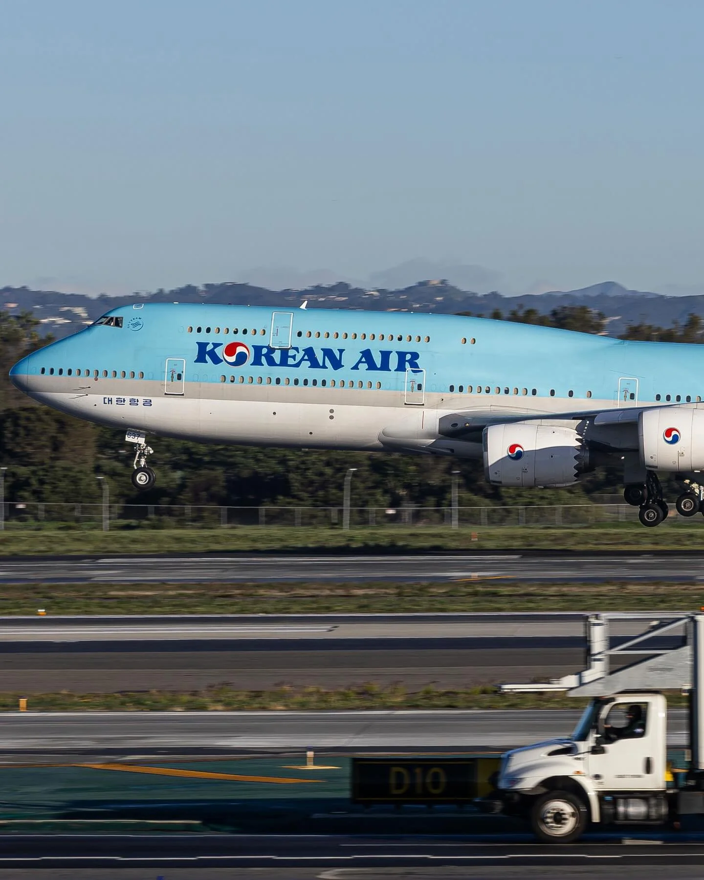 Went 2 Lax only for spotting 🔥🔥🔥

(2 hour layover)

Do NOT sit in row 30 on delta A321neos

#planespotting 
#aviation 
#lax 
#canon 
#ilovemygirlfriend❤️