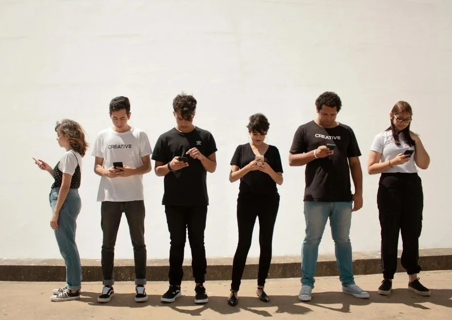 📱✨ Teens today face a constant stream of group chats, texts, and peer drama. It can feel overwhelming for them &mdash; and stressful for us as parents, too.
When messages don&rsquo;t stop, our kids often don&rsquo;t know how to set boundaries or ste