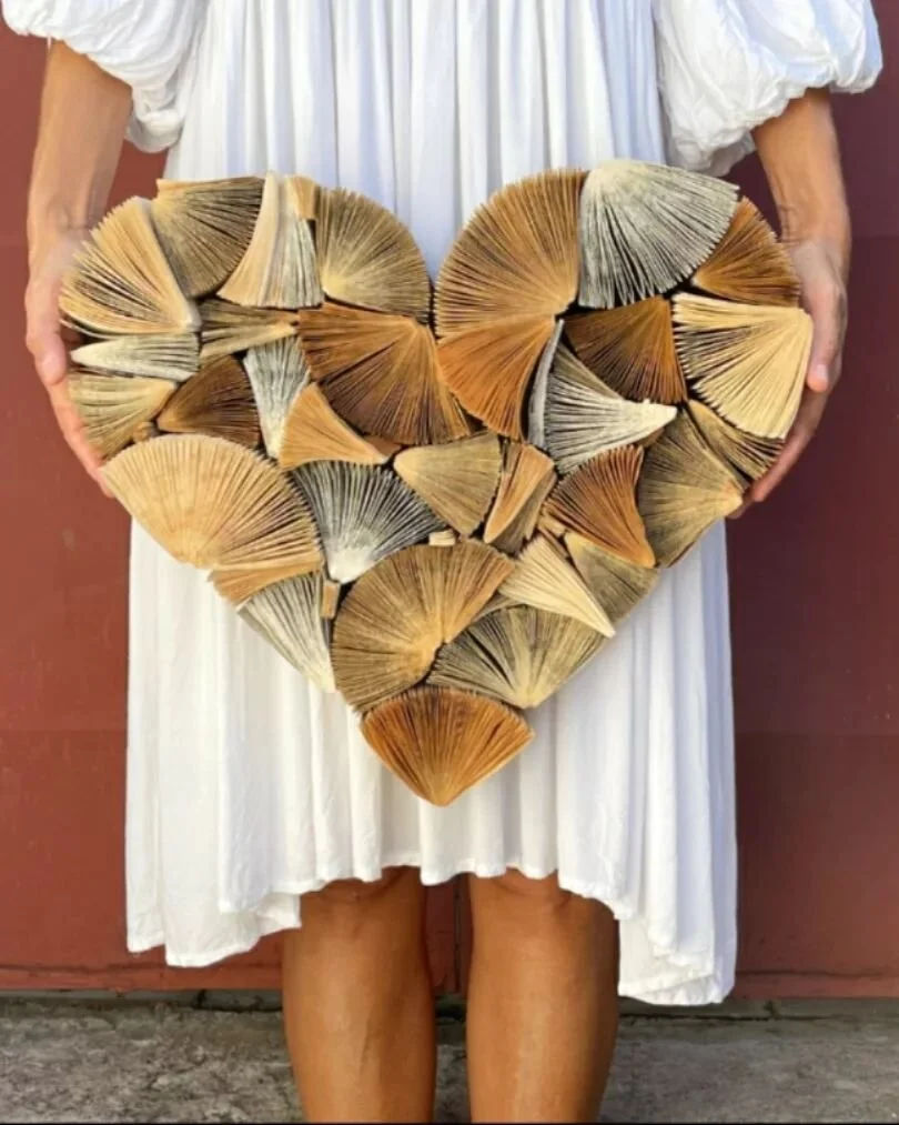 O amor 🤍
Hoje &eacute; o dia do amor. 
Vivam-no a partir de dentro, dos vossos cora&ccedil;&otilde;es. 
Feliz dia! 

Cora&ccedil;&atilde;o feito de livros antigos. 
35 x 41 cm 
9.000 MZN