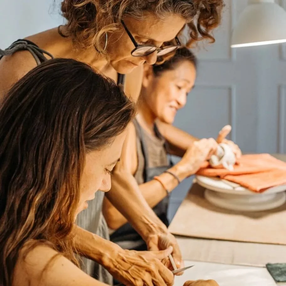Um primeiro passo no mundo 🌍 da cer&acirc;mica, com um verdadeiro prop&oacute;sito e beneficio: &ldquo;aumentar a consci&ecirc;ncia do momento presente e a conex&atilde;o com o corpo e a mente.&rdquo;

Criar cer&acirc;mica &eacute; tamb&eacute;m uma