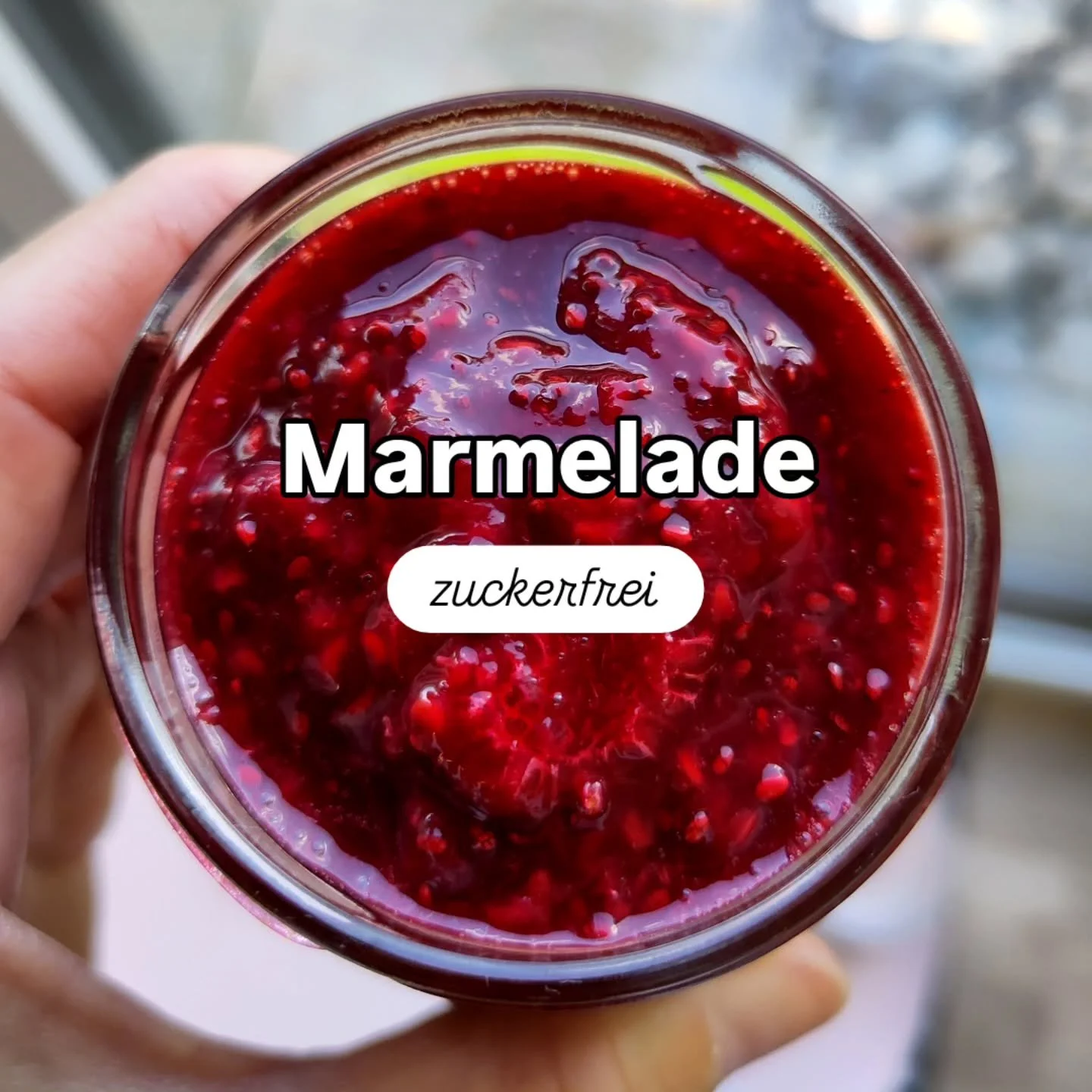 Juhu Ferien und Wochenende und ich lieeeeeebe Marmeladen-Brot zum Fr&uuml;hst&uuml;ck 🍓🫐😁 Es gibt mittlerweile einige im Supermarkt, die weniger Zucker enthalten. Aber das war bisher immer ein Kompromiss irgendwie ... Da brauchte ich eine bessere 