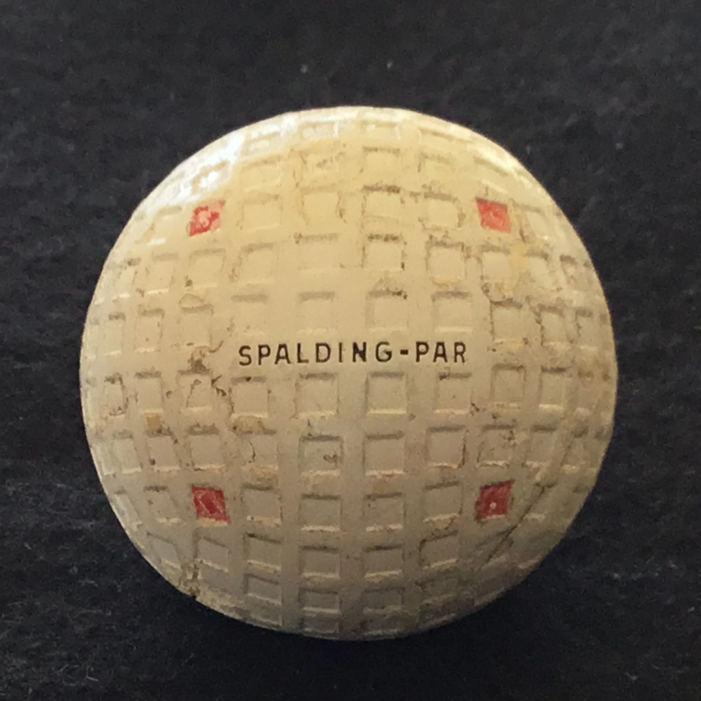 Spalding Par Square Groove Golf Ball- red dot
