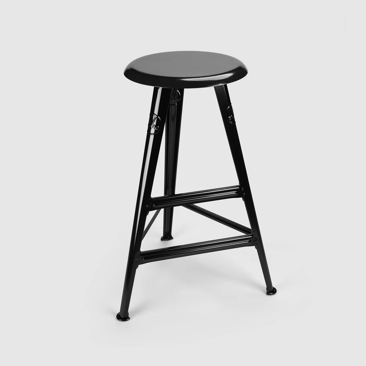 Die Seitenansicht eines Rowac-Schemels in „Schwarz glänzend” mit einer Sitzplatte aus Stahl. Zum Einsatz an der Bar, Tresen oder in der Kneipe.