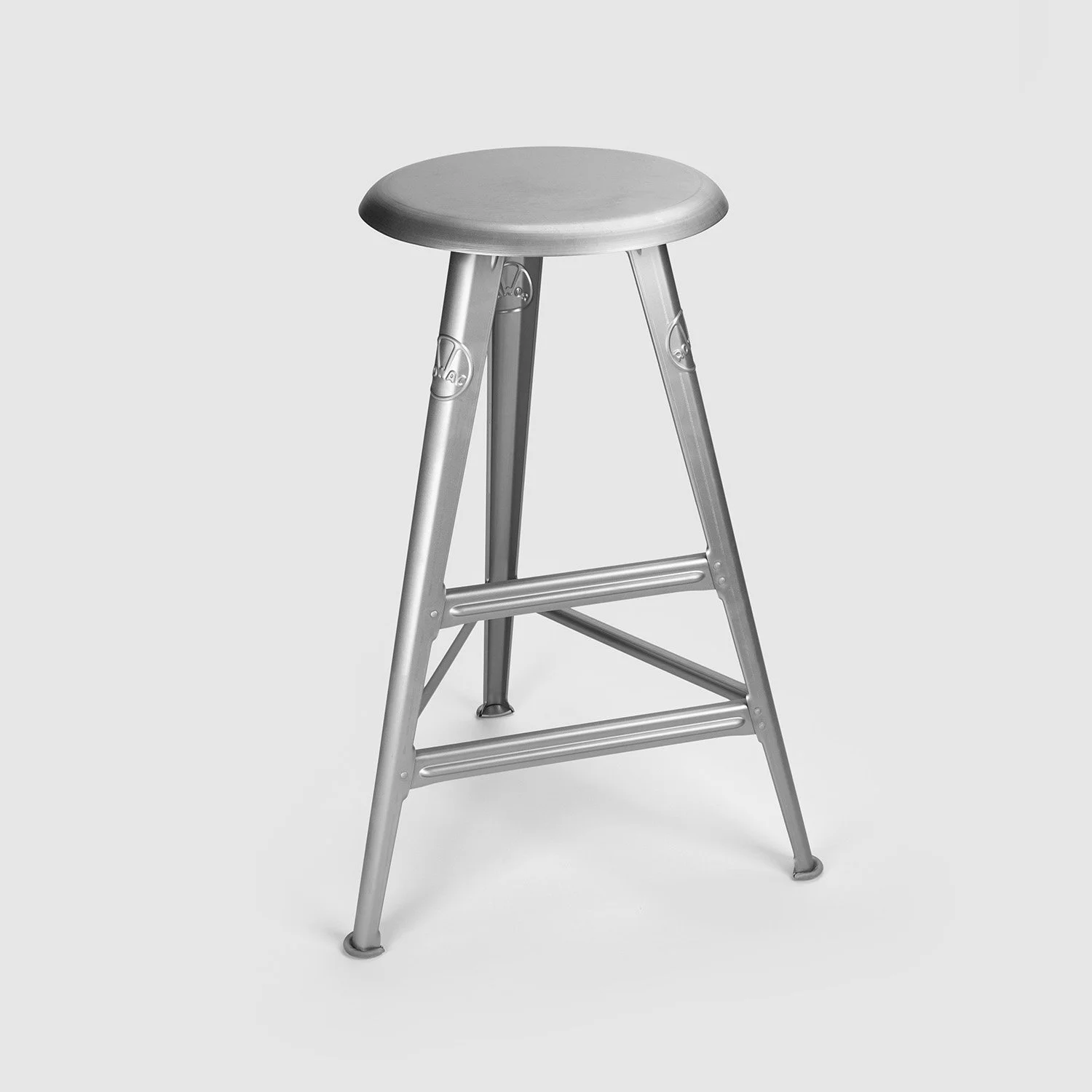 Die Seitenansicht eines Rowac-Schemels in „Naked Steel” mit einer Sitzplatte aus Stahl. Zum Einsatz an der Bar, Tresen oder in der Kneipe.