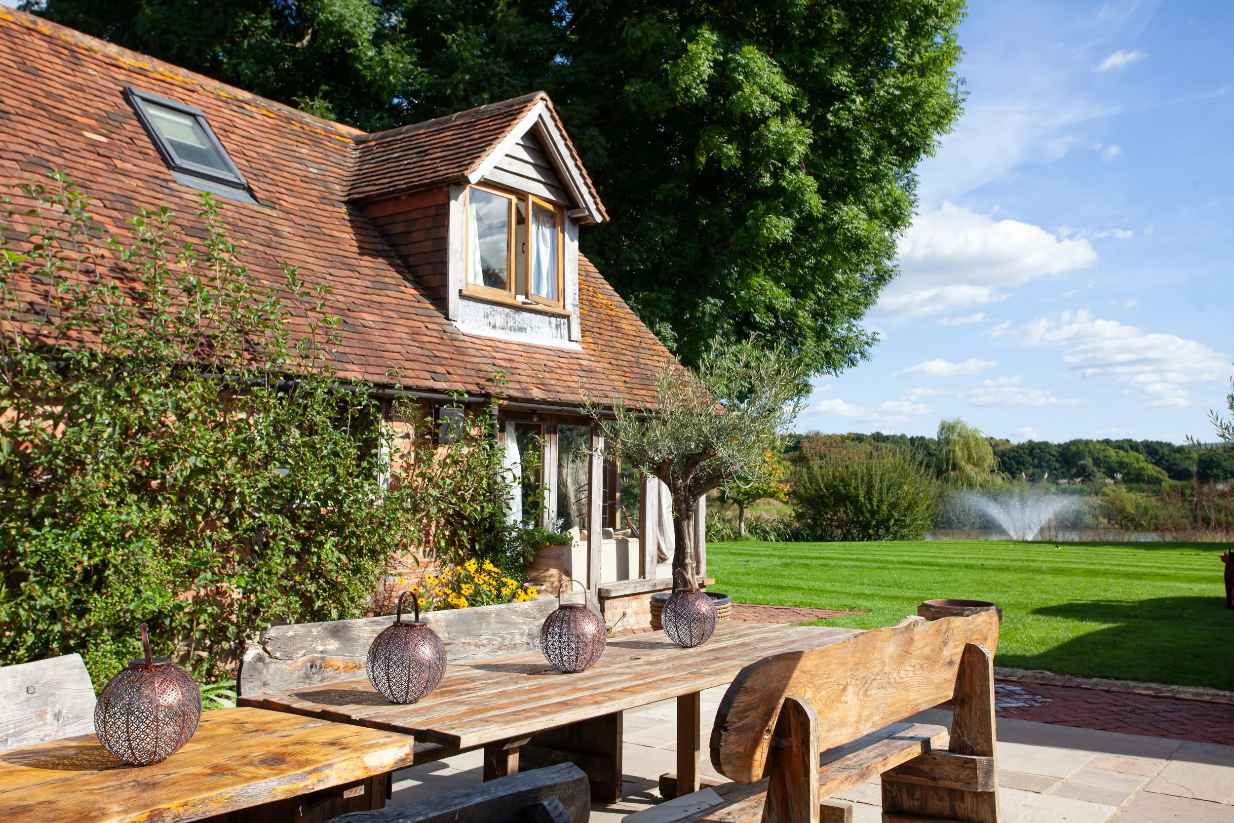 Lakeside Retreat UK — Wonderland