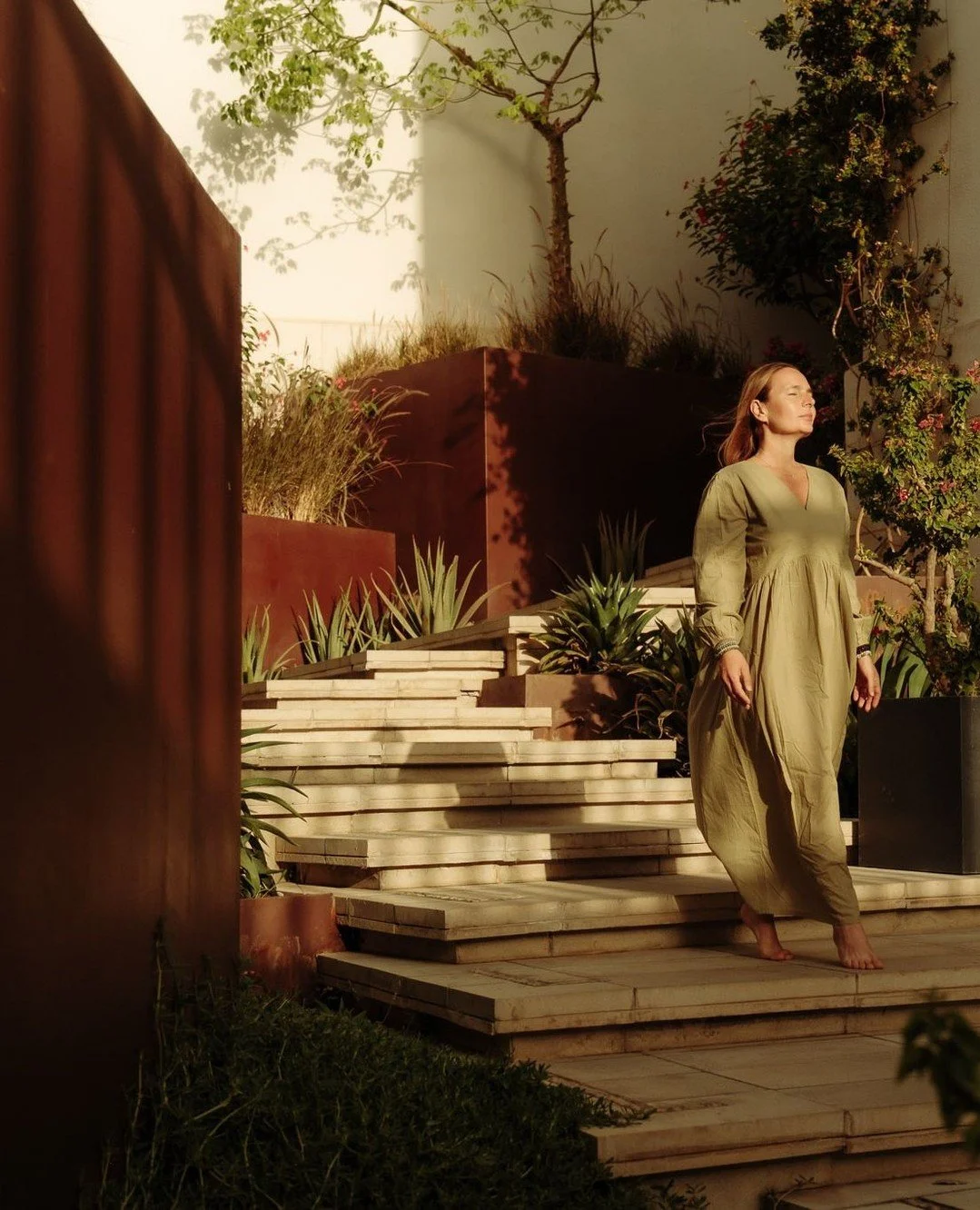 One of the simplest ways to improve your sleep, focus, and mood costs nothing: just step outside.⁠
⁠
Get natural light in your eyes at sunrise, midday, and sunset.⁠
⁠
Morning light resets your circadian rhythm: the internal clock that regulates energ