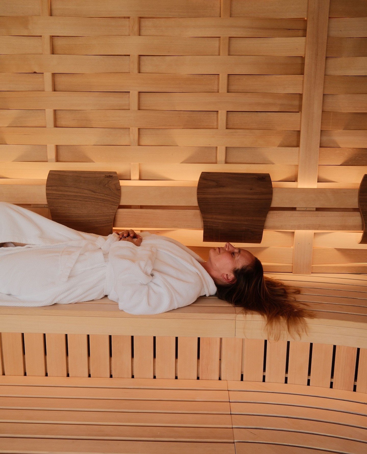 Contrast therapy works because it forces the body to switch states fast.⁠
⁠
Heat opens the blood vessels and relaxes the muscles. Cold does the opposite, it constricts them and triggers a sharp nervous system response. Going back and forth trains you