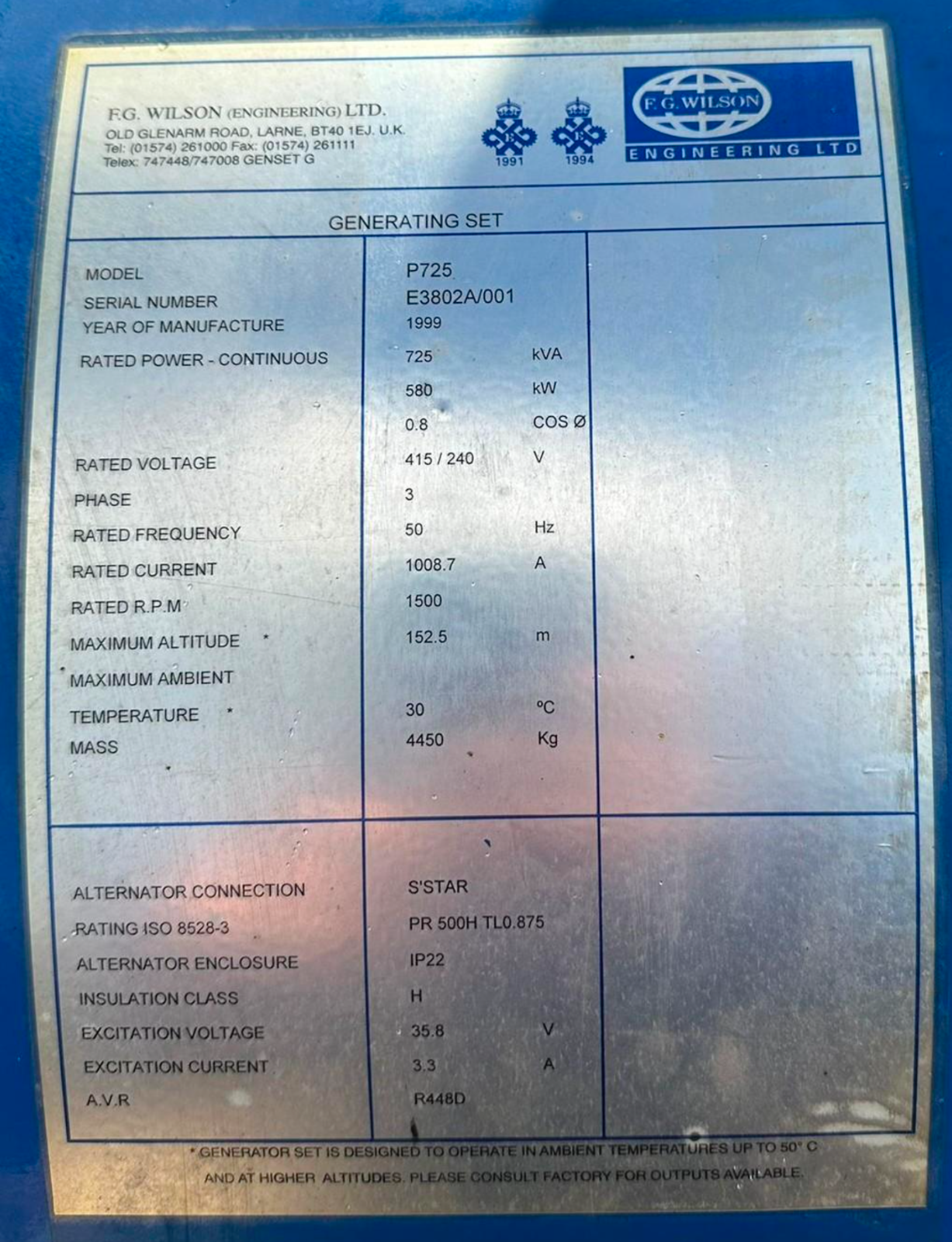Label detailing specifications of a generating set. It includes model P725, serial E3802A001, manufactured in 1999, with rated power of 725 kVA, 580 kW, at 50 Hz, and various electrical and physical characteristics.
