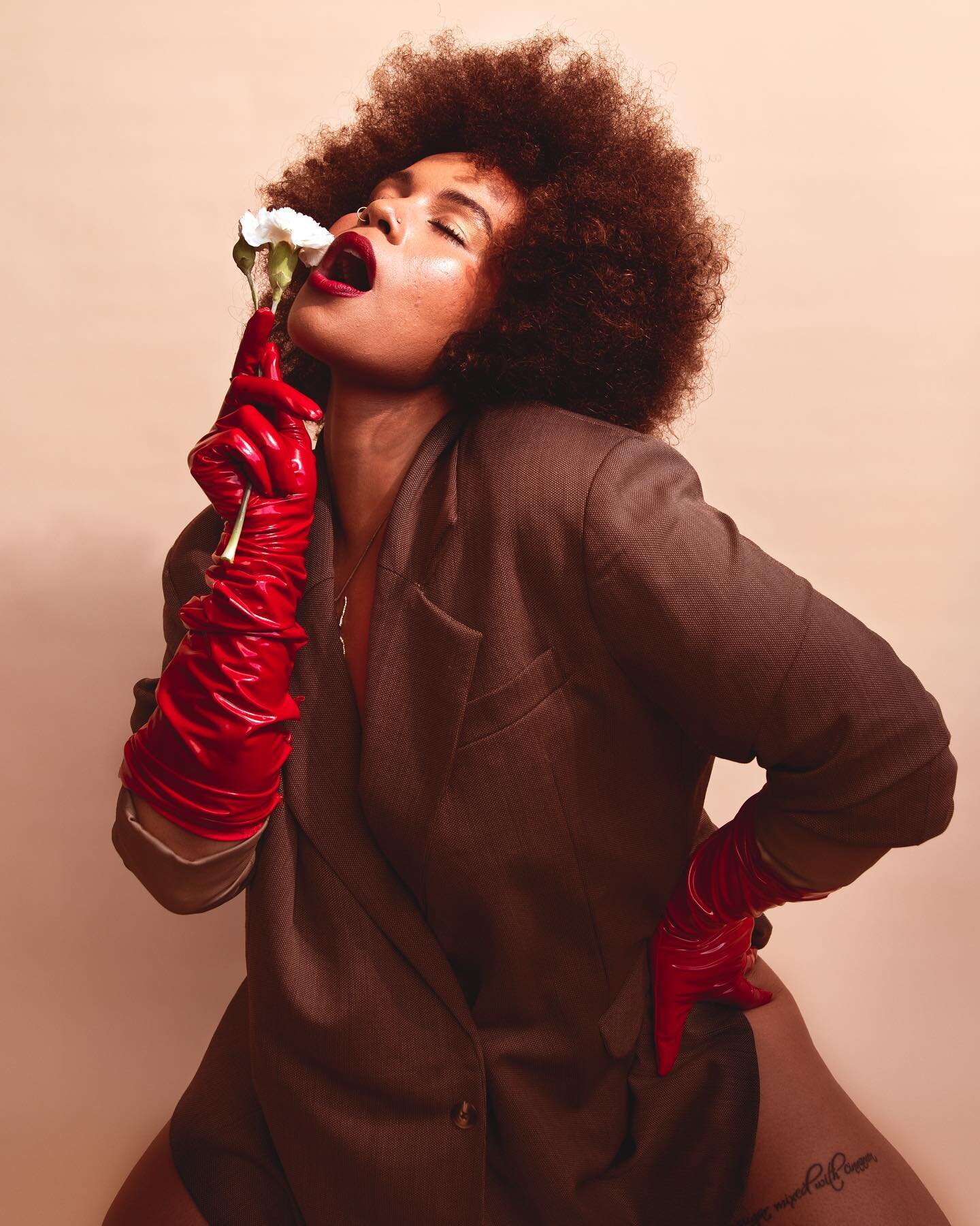 This was an amazing set...with the talented up and coming designer @kargedeau and the one and only @basjia modelling her clothes in combination with our spectacular makeup artist who pulled the look together @liliano.artistry and the assistant on set