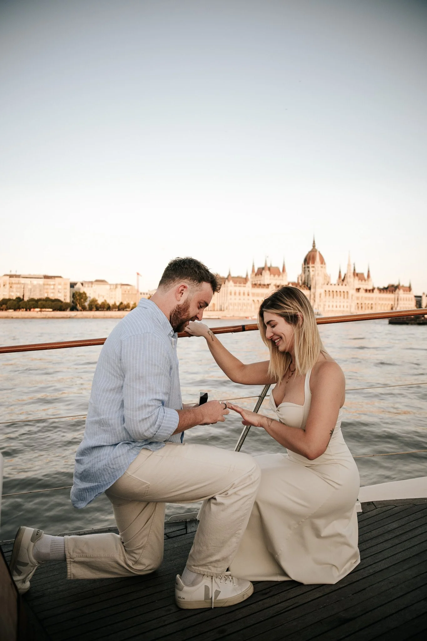 Emotional marriage proposal in Budapest, provate and intimate yacht tour