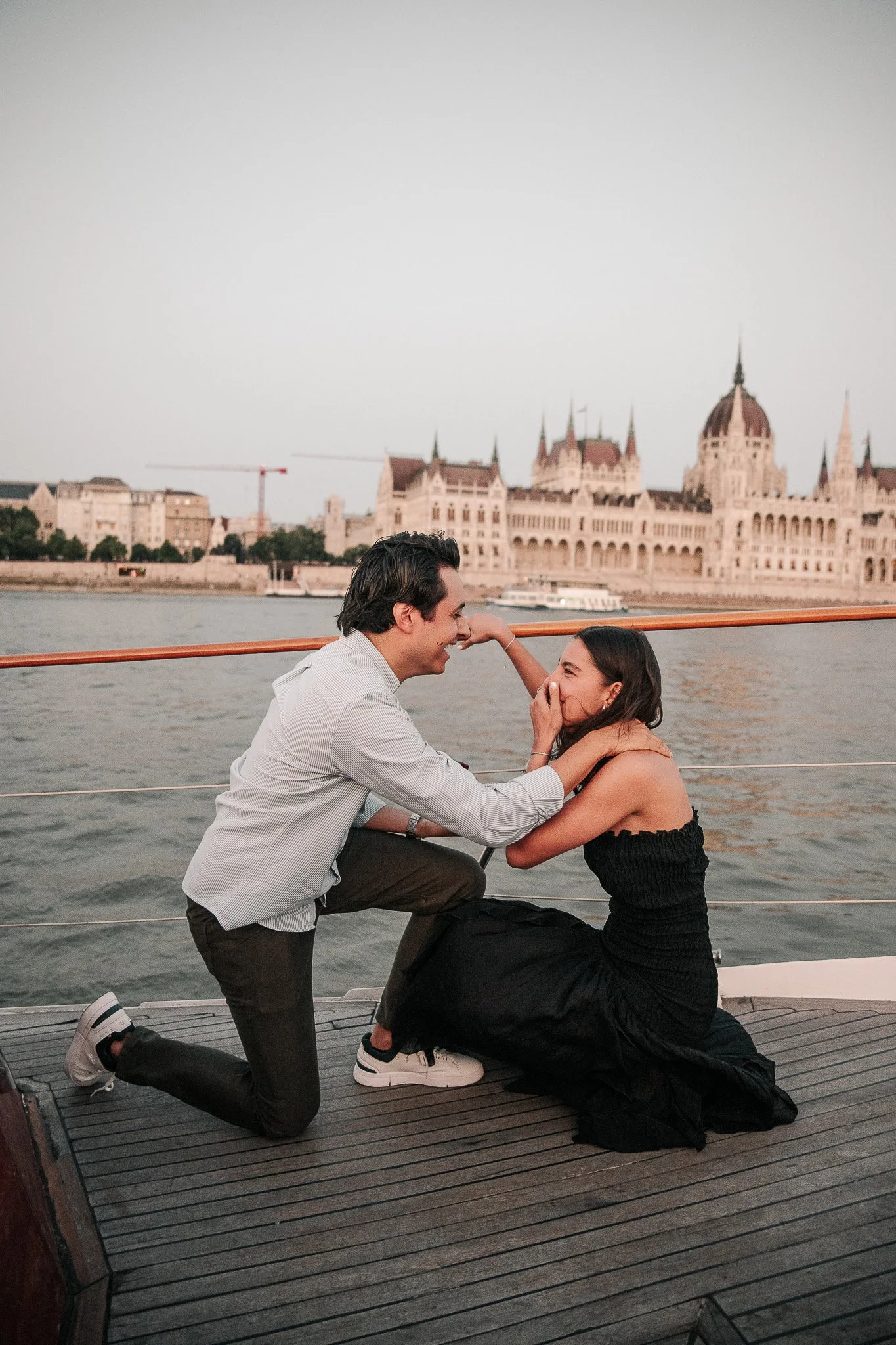 Absolutely surprise marriage proposal with Mexican couple in Budapest during a surprise yacht tour