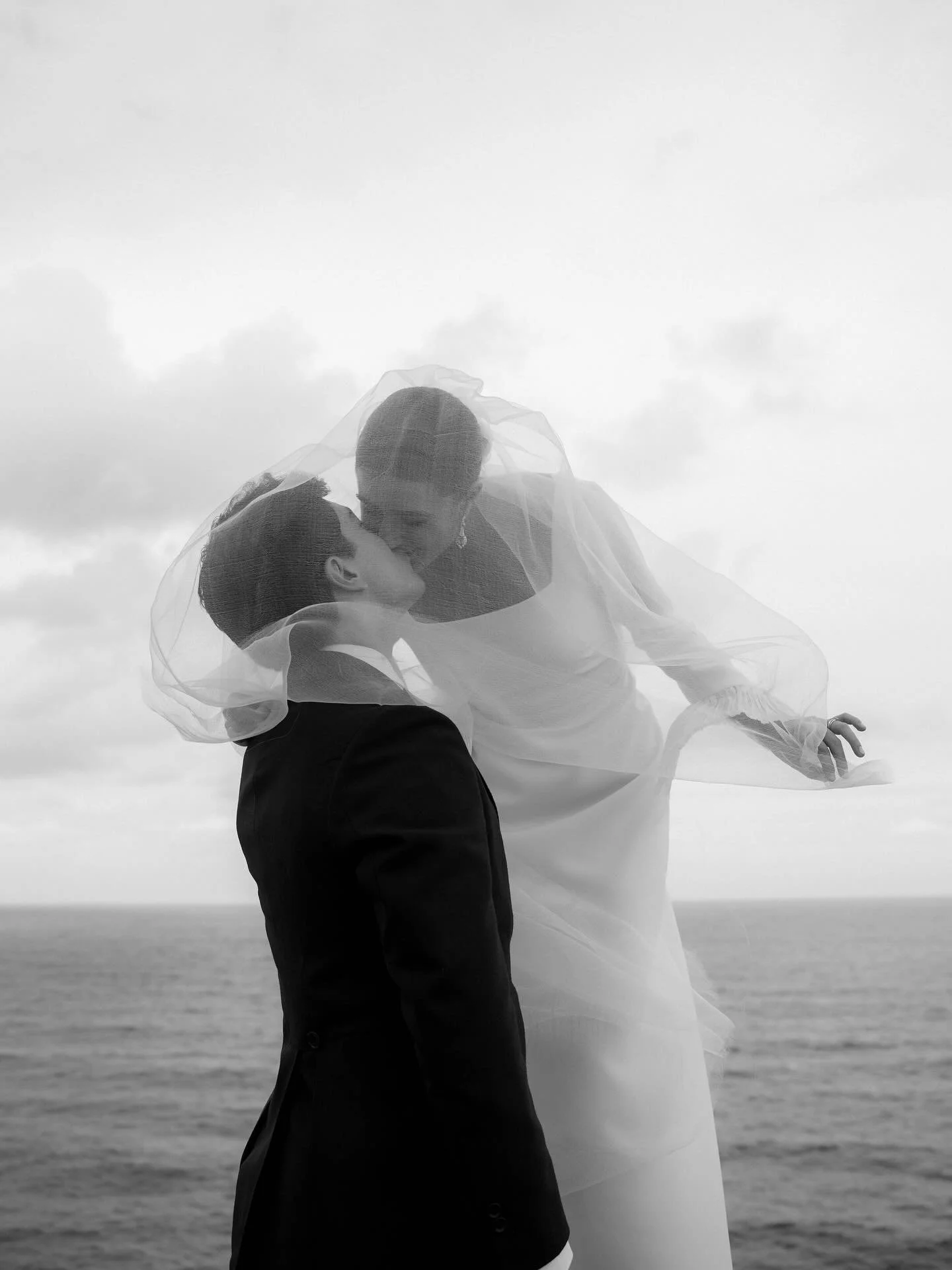 R | A | octubre 2025

Ayer terminamos la temporada de bodas 2025 con ellos. Y no imagin&aacute;bamos un broche final mejor 🖤