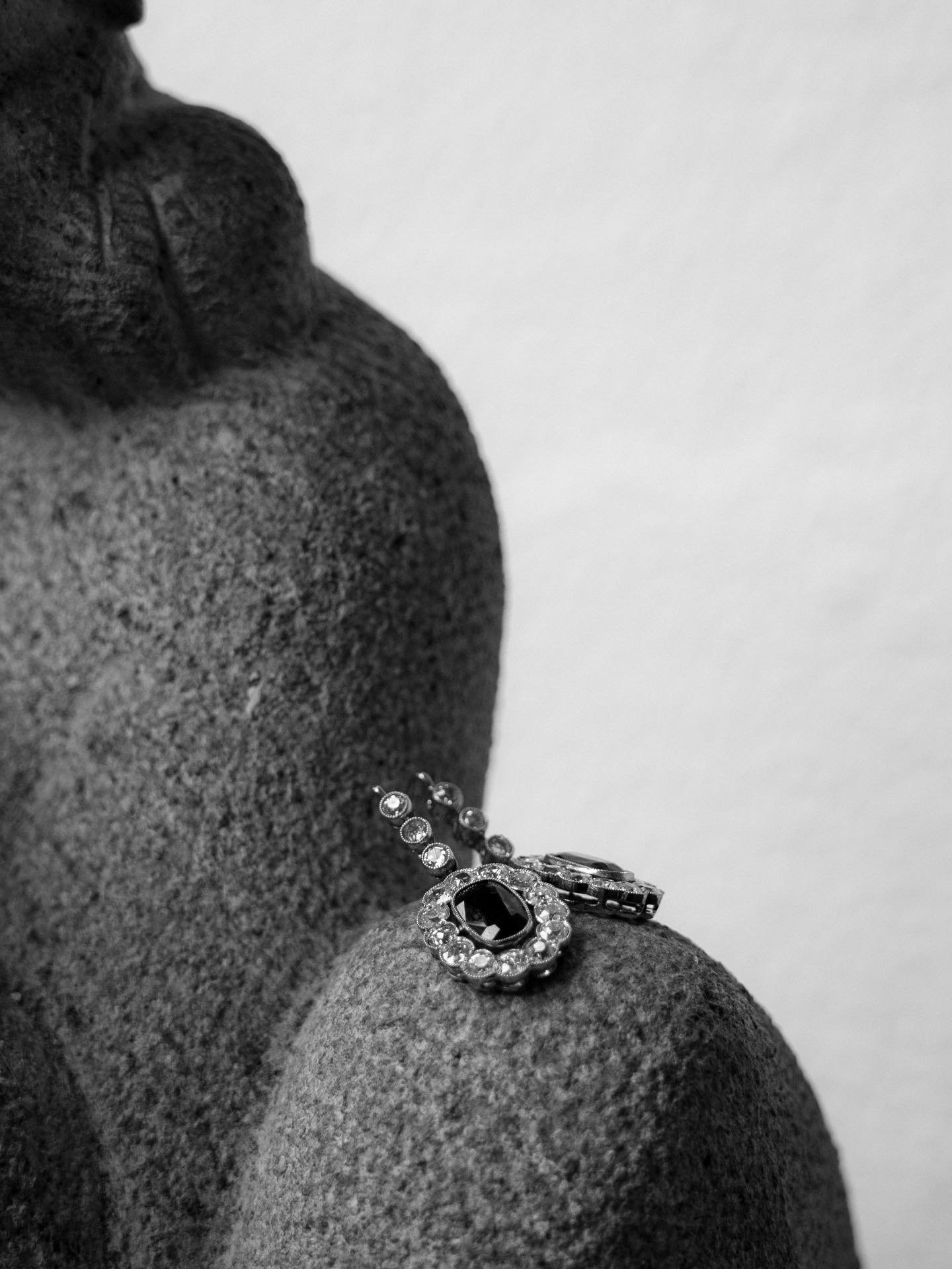 Piezas &uacute;nicas e incre&iacute;bles que han llevado nuestras novias esta temporada. 
Broches, pulseras, pendientes&hellip; Cu&aacute;l es vuestra favorita? 😍🖤