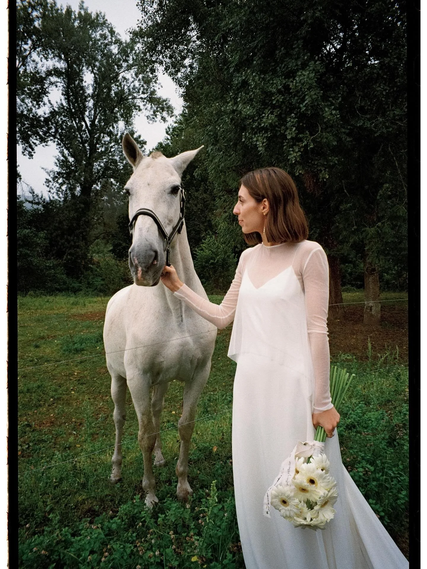La boda de Julia &amp; Alber estuvo llena de color y detalles preciosos. Y a pesar de la lluvia gozaron el d&iacute;a como nadie 🥹🤍
Os dejamos un resumen de todos esos detallitos disparados en film 🎞️