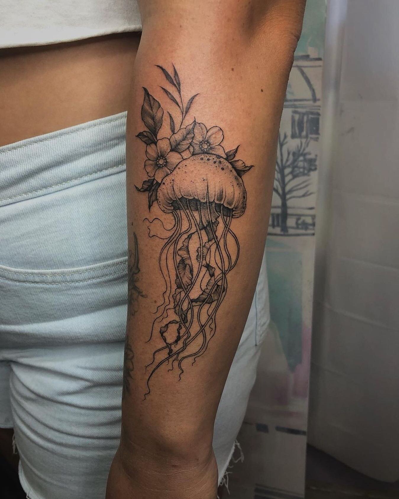 By Emma @emctattoos ✨ Link in bio to book
Jellyfish and floral 🌊🌿
-
-
-
-
#njtattoo #njtattooartist #njtattooshop #littleeggharbor #bricknj #lbiregion #manahawkin #njtattoos #atlanticcity #asburypark #tomsrivernj #jerseyshore #tuckerton #barnegat #