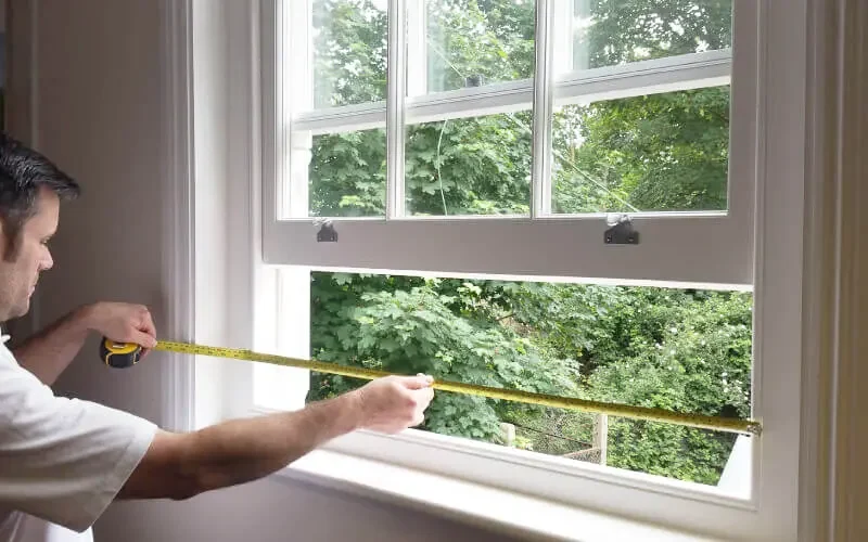 Cómo medir una ventana para instalar cortinas roller