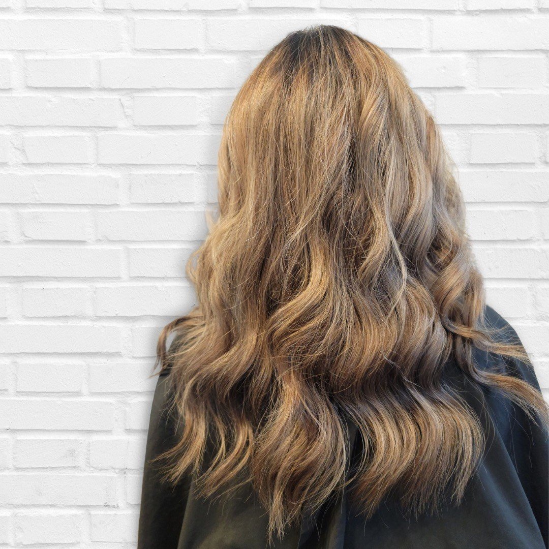 Not ready to give up your blonde, but want a slight change? Transition your summer highlights for fall &amp; play with new hues! ✨

𝗣 𝗥 𝗢 𝗗 𝗨 𝗖 𝗧 𝗦

𝚁𝚘𝚘𝚝𝚜 𝟻-𝟶𝟶 𝟺-𝟾 𝟼-𝟷 𝟸𝟶
𝚅𝚘𝚕 𝙻𝚘𝚠 𝙻𝚒𝚐𝚑𝚝 𝟼-𝟹 𝟻-𝟶
⁣
↠ swipe to see pro