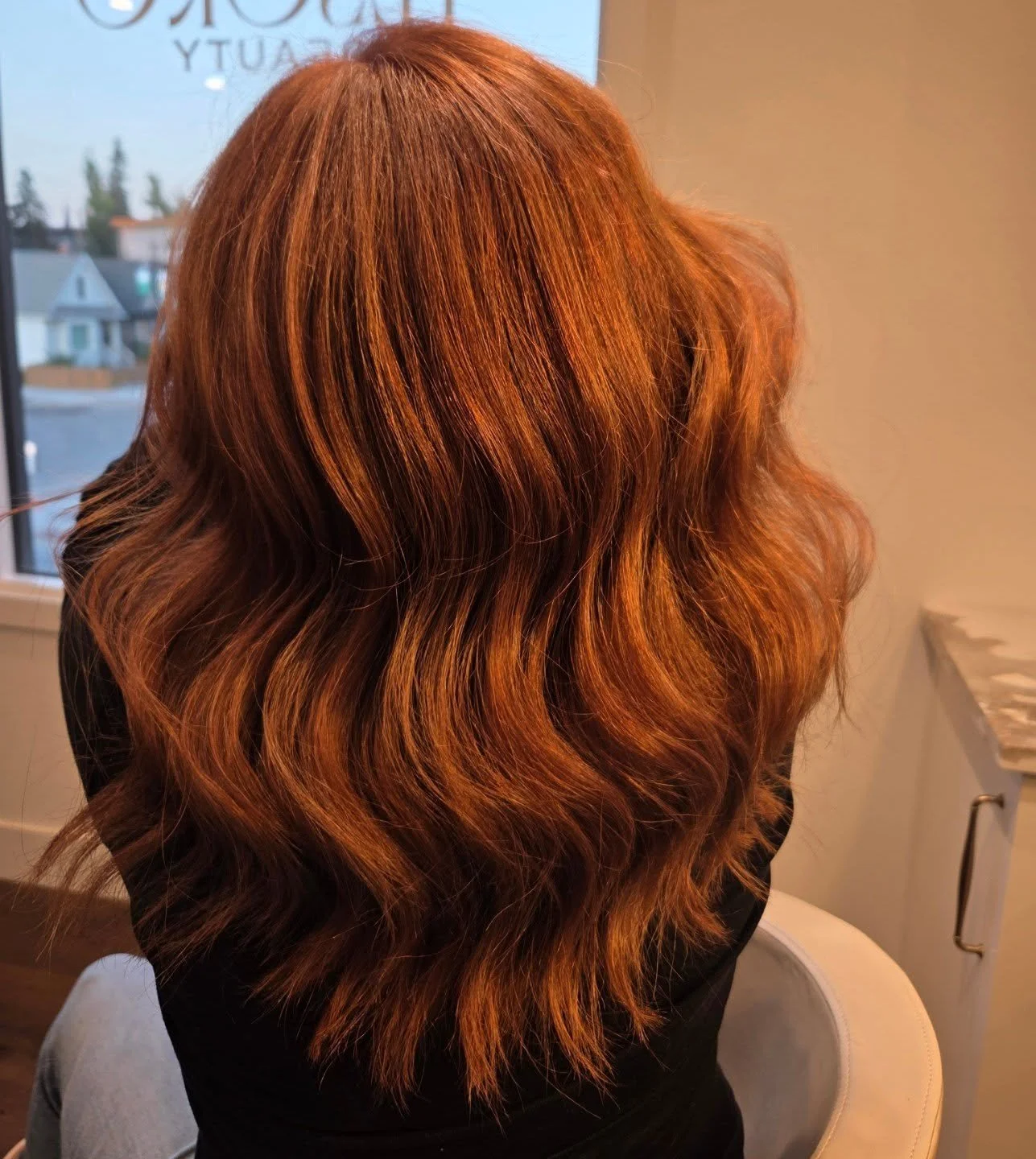 🔥 Soft Copper Waves for Fall 🔥
This rich, dimensional copper blend brings out warmth, shine, and movement in every curl. Customized tone + gloss for high-impact vibrancy without losing natural softness.

✨ Perfect for brunettes wanting to go bright
