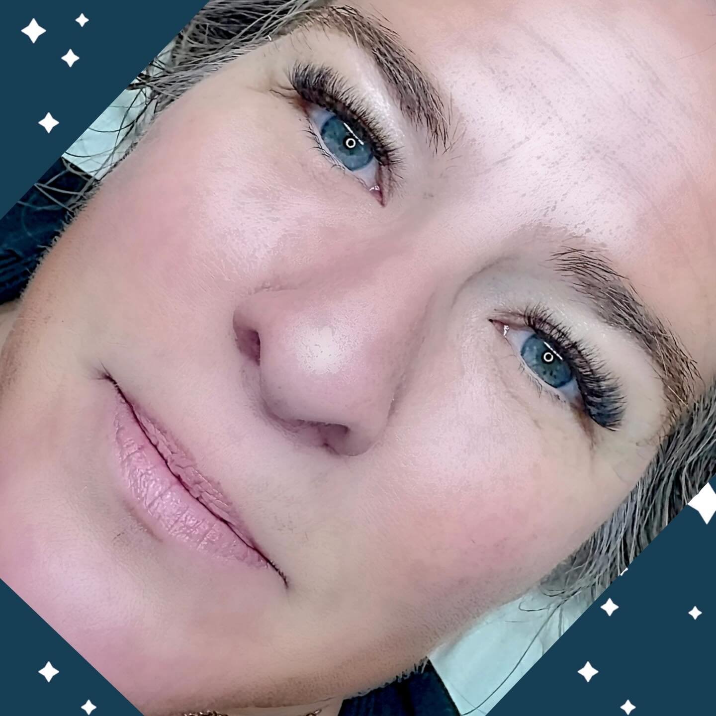 Lashes for the Christmas season ⛄️
.
.
#lashesyyc #christmaslashes #yycesthetician #yyclashtechnician #esjayestheticsandlashes #mardalooplashes #beautybiz #tesorobeautyyyc #ilovelashes #mardalooplashes