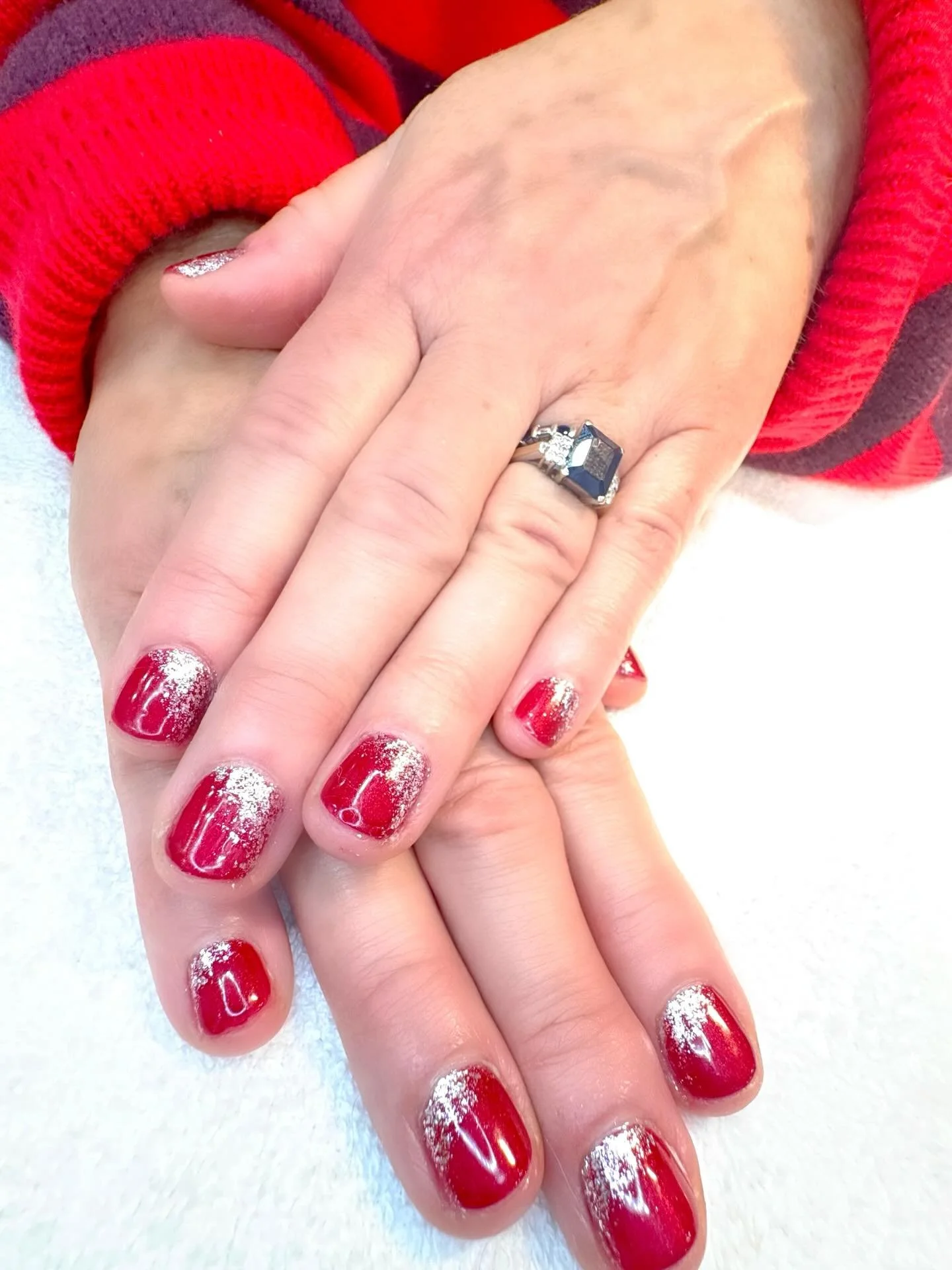 ❤️❤️❤️
.

.
.
#christmasnails❤️ #tistheseason #shellacmani #calgaryesthetics #smallbusinessowner #mardaloopbusiness #beautybiz #tesorobeautyyyc #esjayestheticsandlashes #gelpolishnails #manicuretime