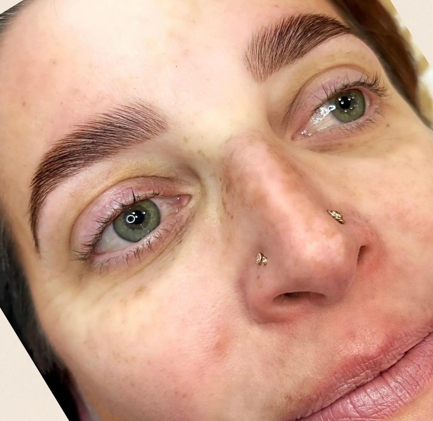 The most beautiful brows 💛
~ Brow Lamination, Brow Wax, Brow Tint ~
.
.
#browsonpointtho #beautifulbrows #calgaryesthetician #esjayestheticsandlashes #tesorobeautyyyc