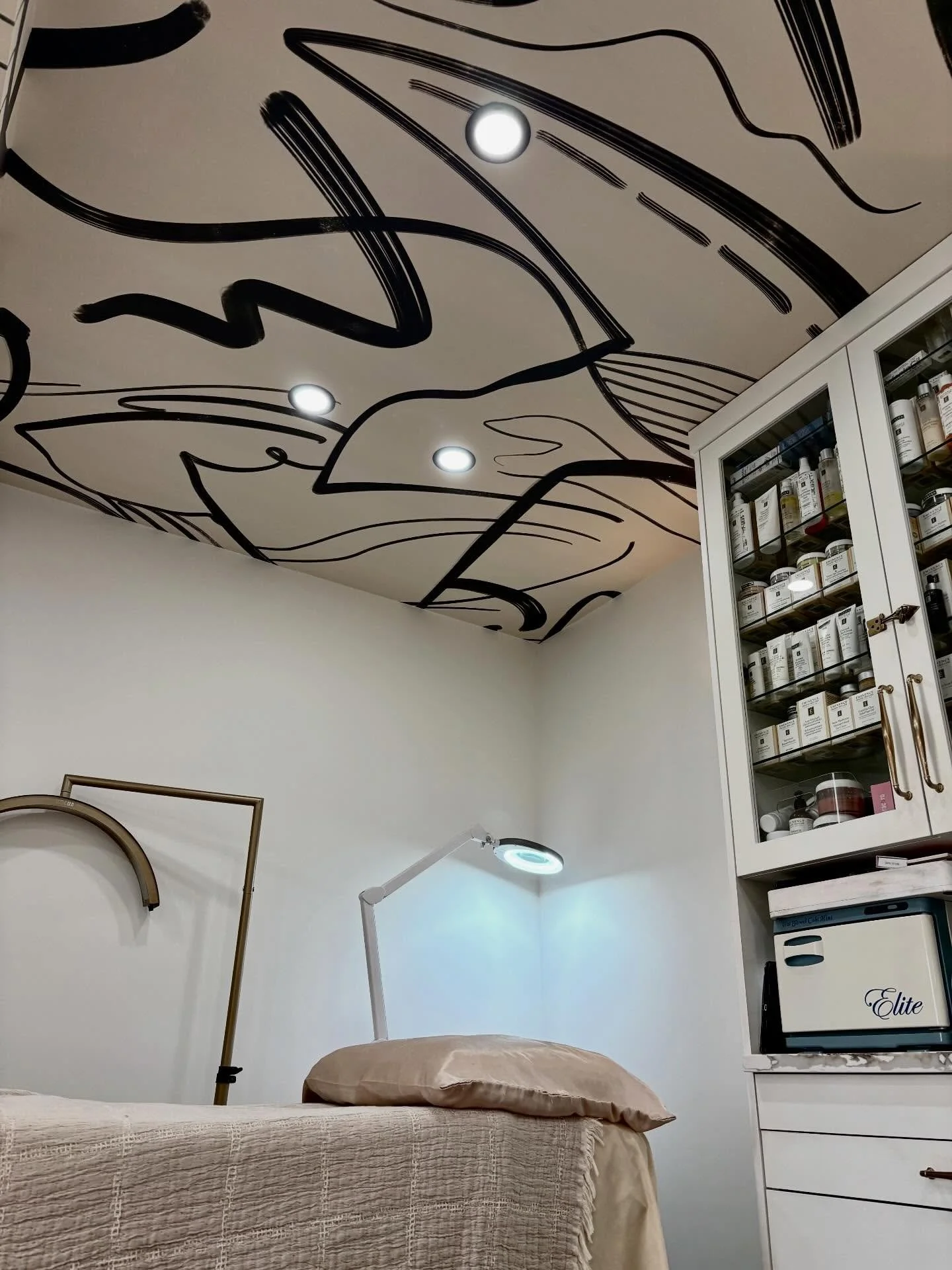 Mesmerized by that ceiling 🌟🌟🌟
.
.
#tesorobeautyyyc #esjayestheticsandlashes #elizabethsquare #mardaloopbeauty #yycesthetician