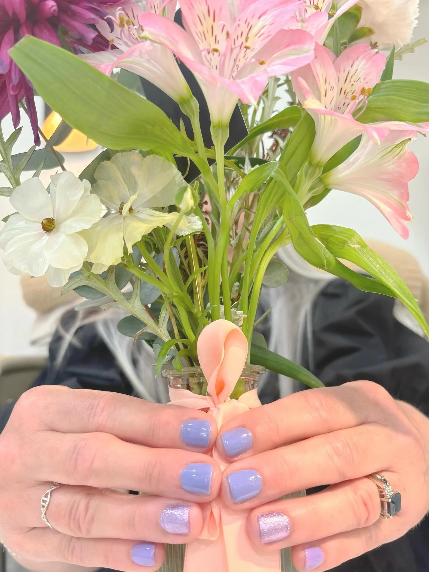 Welcome Spring 🌸🌺🌿🌷
.
.
#manicuretime #shellacnails #esjayestheticsandlashes #tesorobeautyyyc #mardaloopbeautyboutique 
.
.