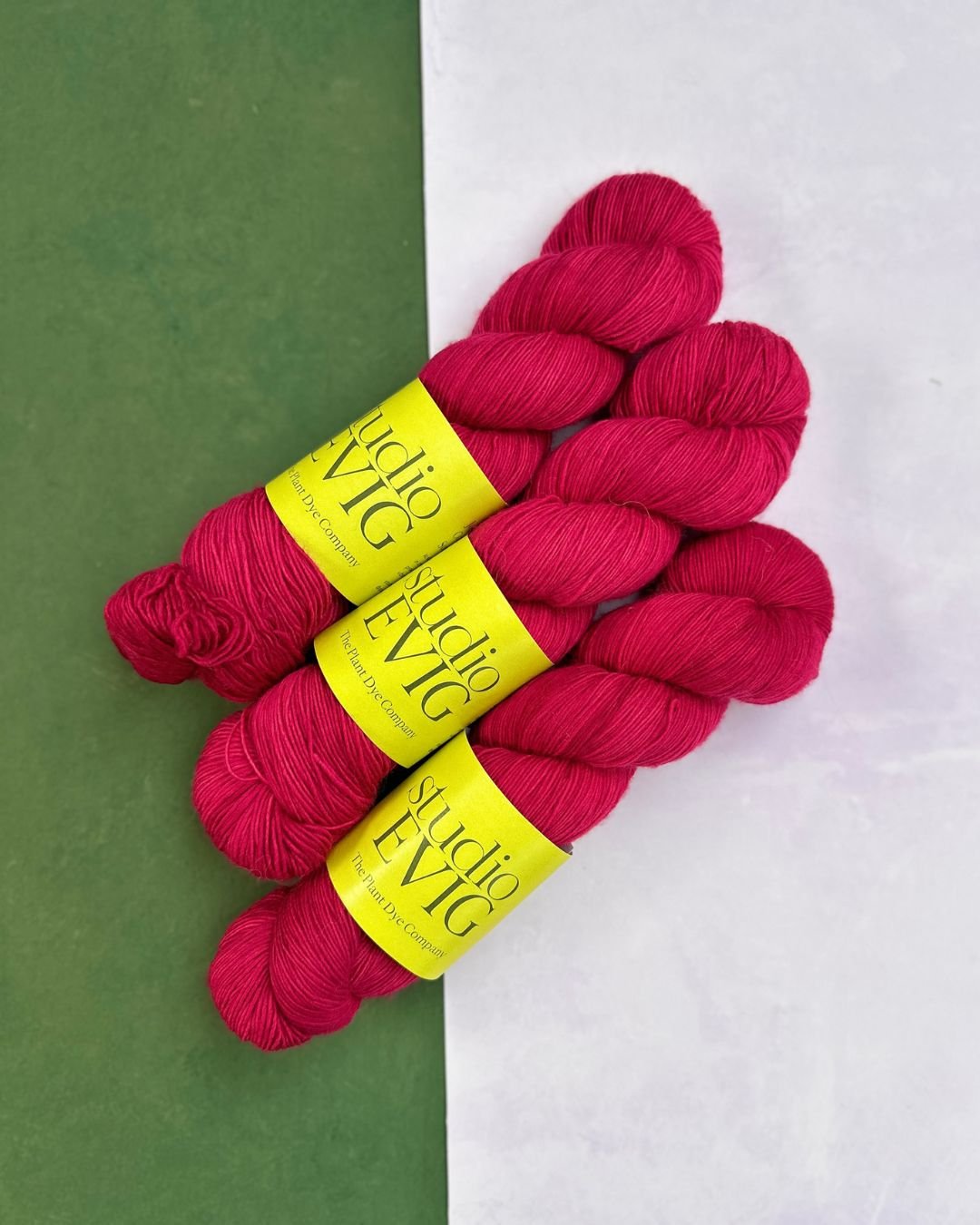 studioEVIG - Naturally dyed - 4ply Merino - Yaas Queen angle.jpg