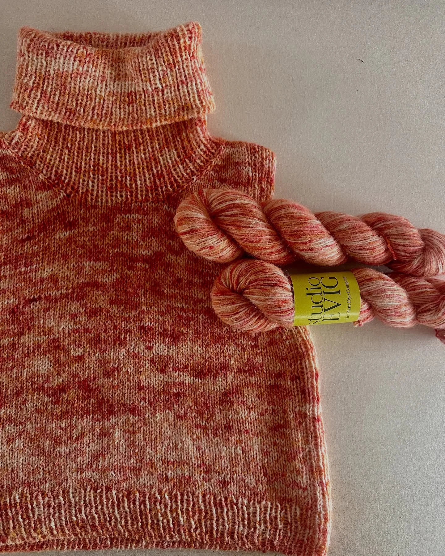 F I R E F L Y 
I’m really loving slipovers, there’s so many great patterns! This one is one of my fav’s - @novemberknits Montpellier Slipover. Super easy pattern to follow and quick to knit, I also think it looks great in our DK Ba
