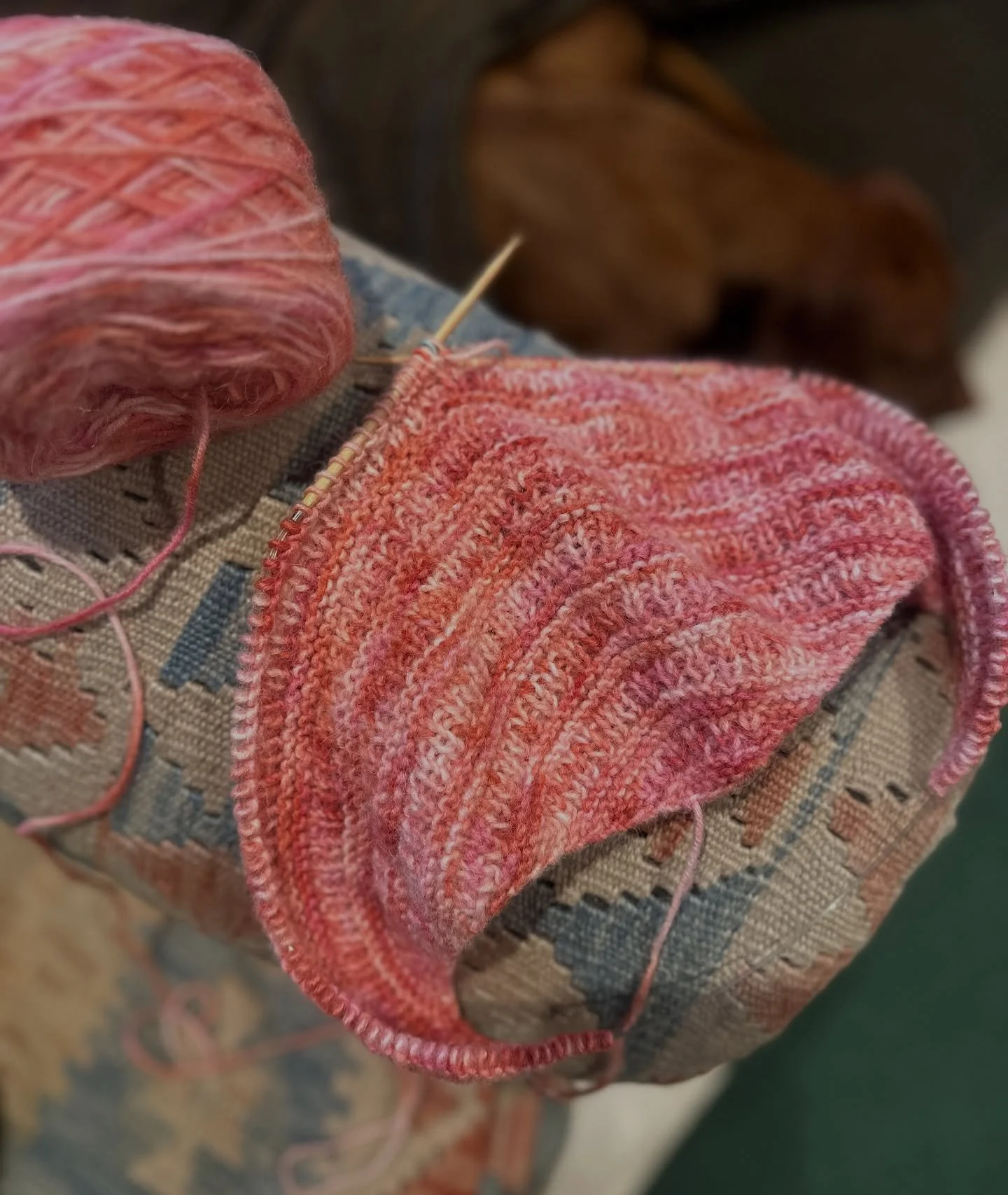 Knitting up a sample, a really lovely triangular scarf pattern from @indiblomst - it&rsquo;s showing all the shades within the yarn so well! Cant wait to see it all finished 😊 
Indiblomst is a Norwegian knitwear designer, creating some really nice p