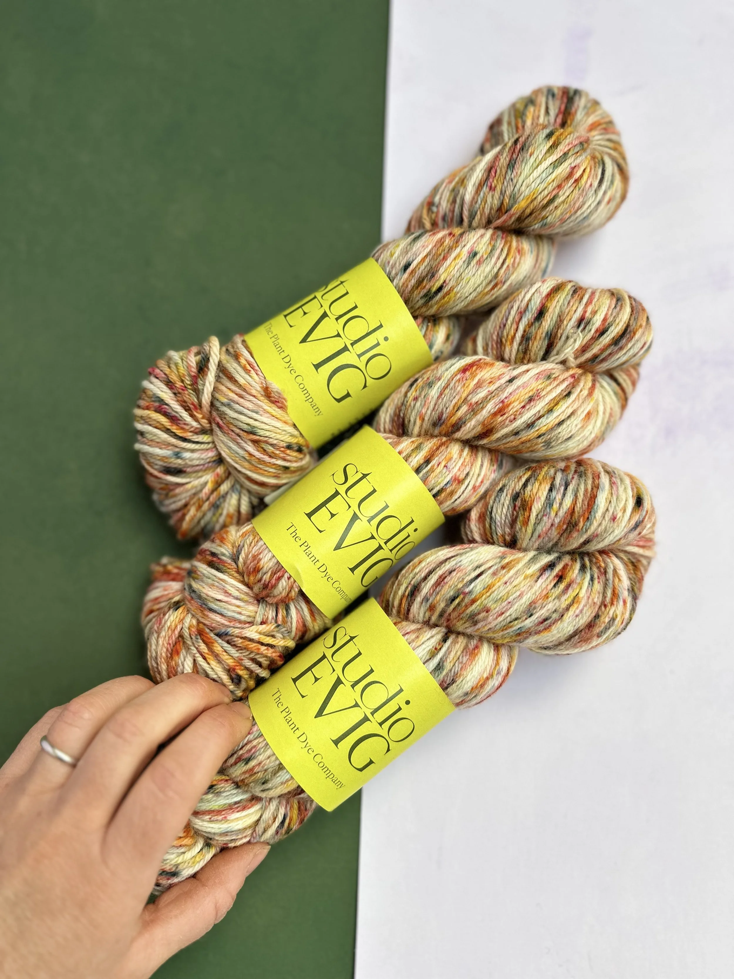 studioEVIG - Naturally dyed DKMerino - Birthdaycake hand in.jpg