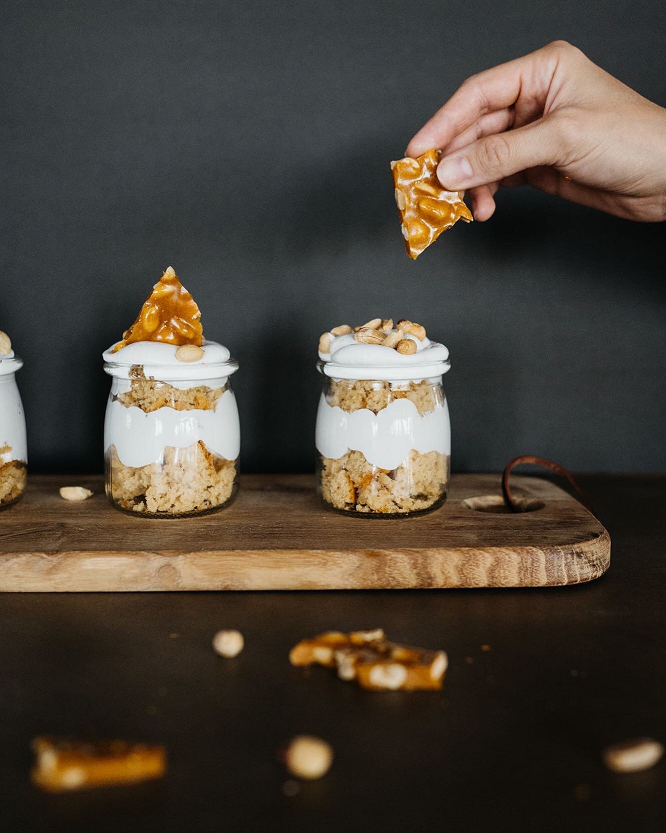 Here&rsquo;s a treat just for your inner child ✨✨ this here is our Fluffernutter Cake Jar. Layers of peanut butter cake topped with vanilla marshmallow fluff, salted peanuts, and peanut brittle crunchies! 
Back in the day, you&rsquo;d never catch us 