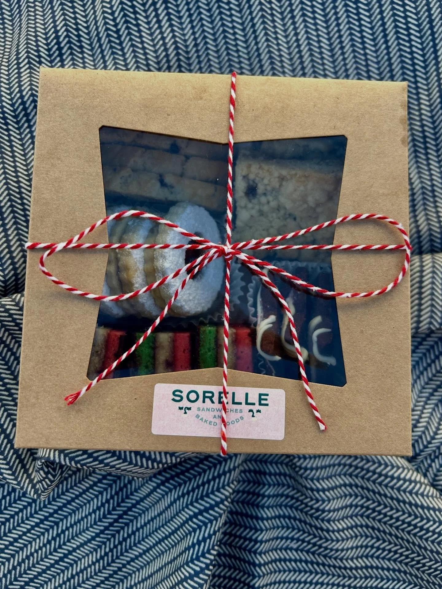 🎁 HOLIDAY COOKIE BOX &lsquo;25 🎁 

preorders are now available on our website for pickup at the @dtphxfarmersmarket next saturday, 12.20 or Sunday, 12.21 at @sauvagephx during @drinkharlem brunch! 

who doesn&rsquo;t love a big box of festive cooki