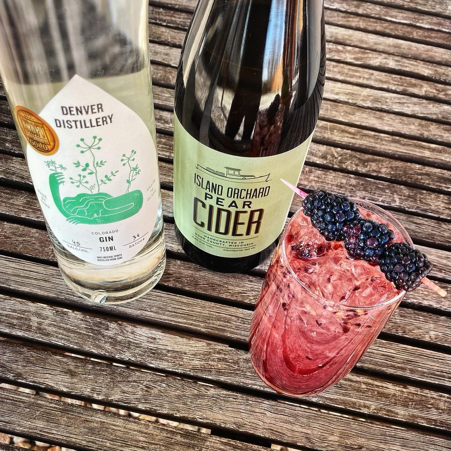 We love supporting local companies when their products are 🔥 like this @islandorchardcider Pear Cider (and this yummy @denverdistillery gin that we found while visiting Colorado recently).

Blackberry Cider 75
- 2 blackberries
- 0.5oz lemon juice
- 