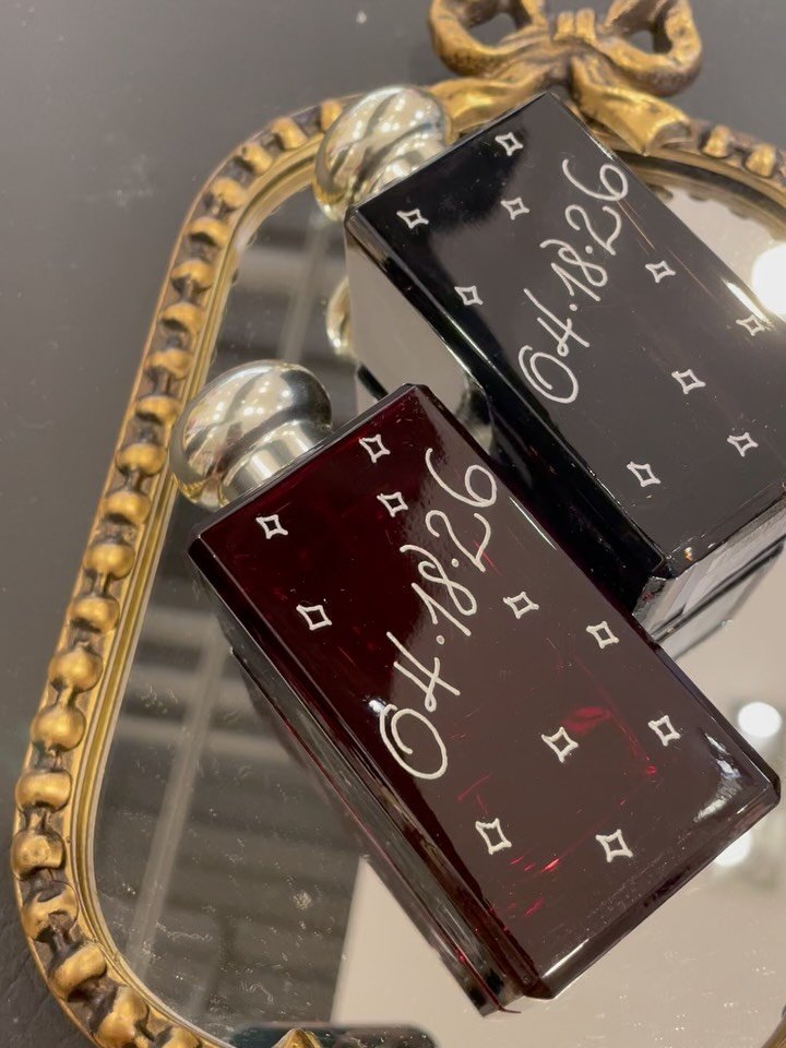 ✨On-site engraving this past weekend at @delamofashion was so much fun! The team at this location is so sweet and one of the best I've worked with. There are several team members on at the same time and so when things start moving they really get goi