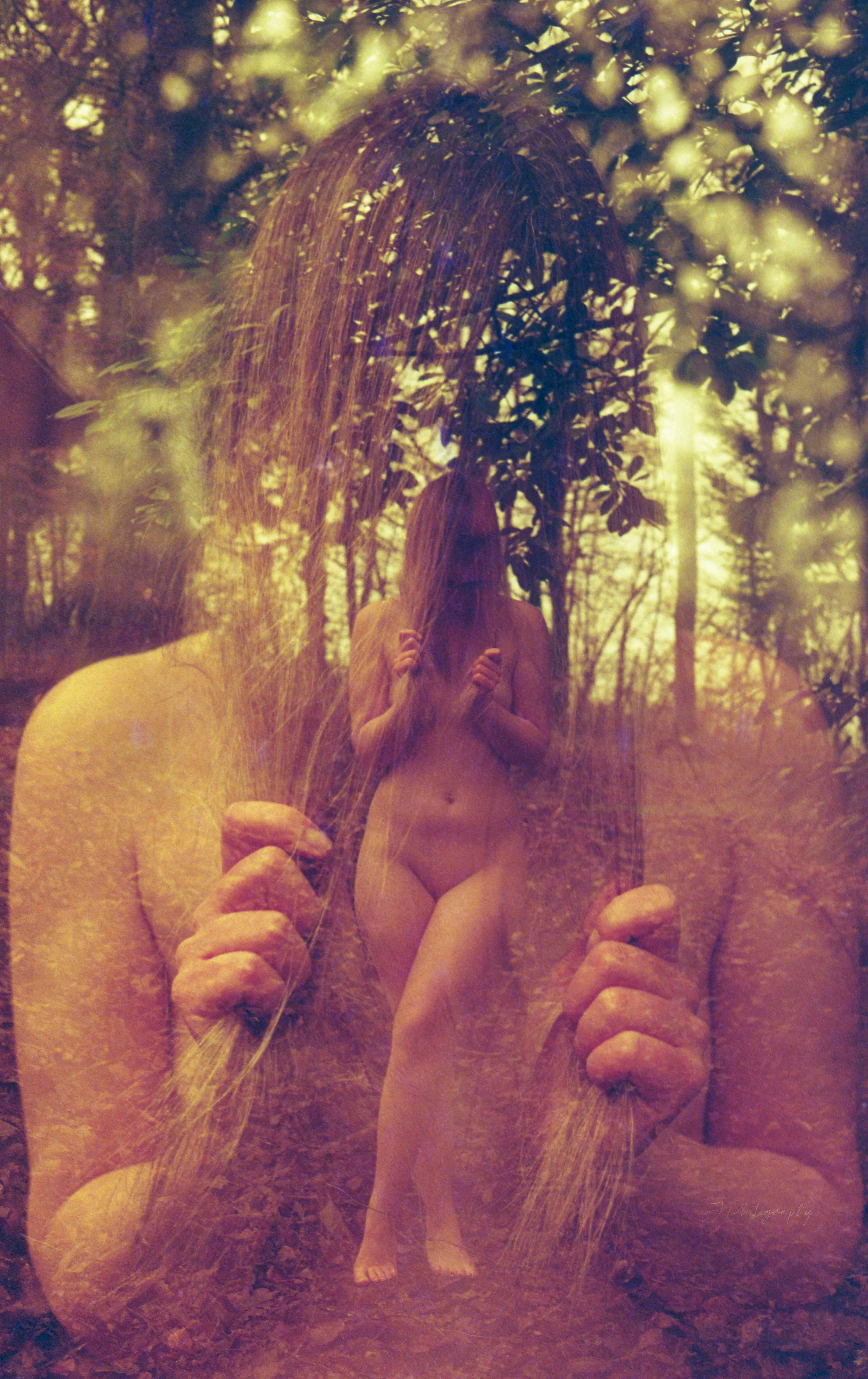 Une double exposition artistique avec une femme nue marchant dans la forêt et une image d'une main tenant une corde. La scène est enveloppée d'une lumière douce et de teintes chaudes.