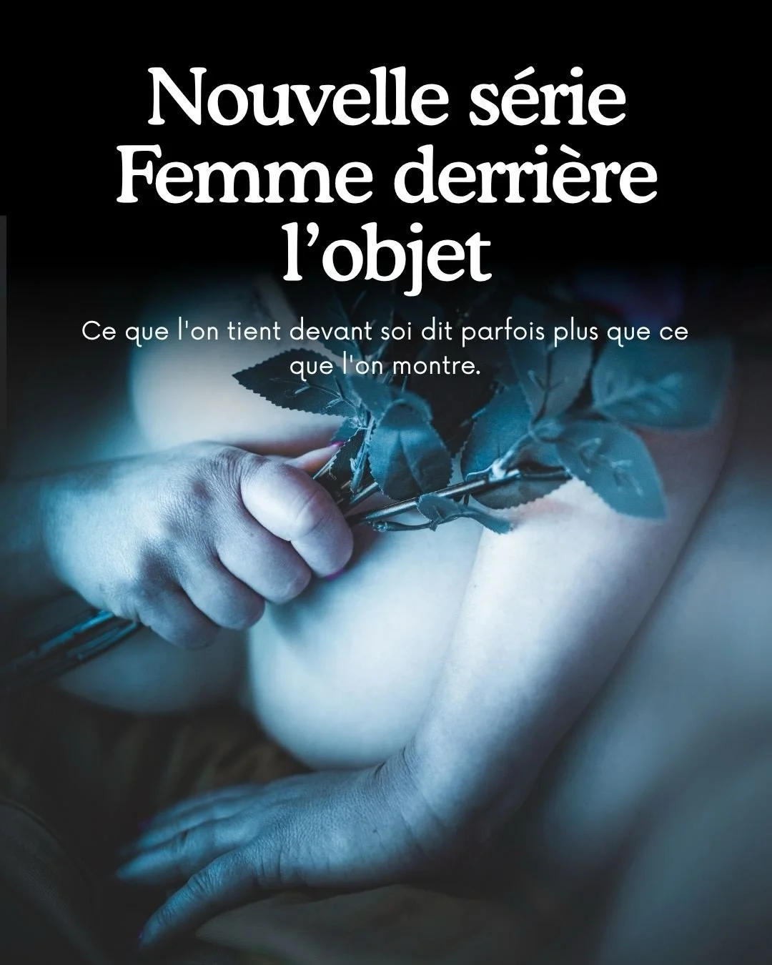 Ce que la lumi&egrave;re effleure &agrave; travers les lattes, ce que la rose r&eacute;v&egrave;le sans d&eacute;voiler &mdash; il y a dans le geste une pudeur qui parle plus fort que le regard.

Photographier la femme derri&egrave;re l&rsquo;objet, 