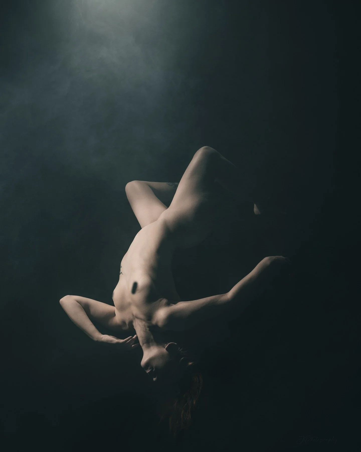 S&eacute;rie "L&eacute;vitations", projet permanent &agrave; retrouver sur mon site : https://www.jphotography.eu/lvitations
Mod&egrave;le : @kittyspaw_modele 
La s&eacute;rie est &agrave; retrouver en int&eacute;gralit&eacute; et sans cens