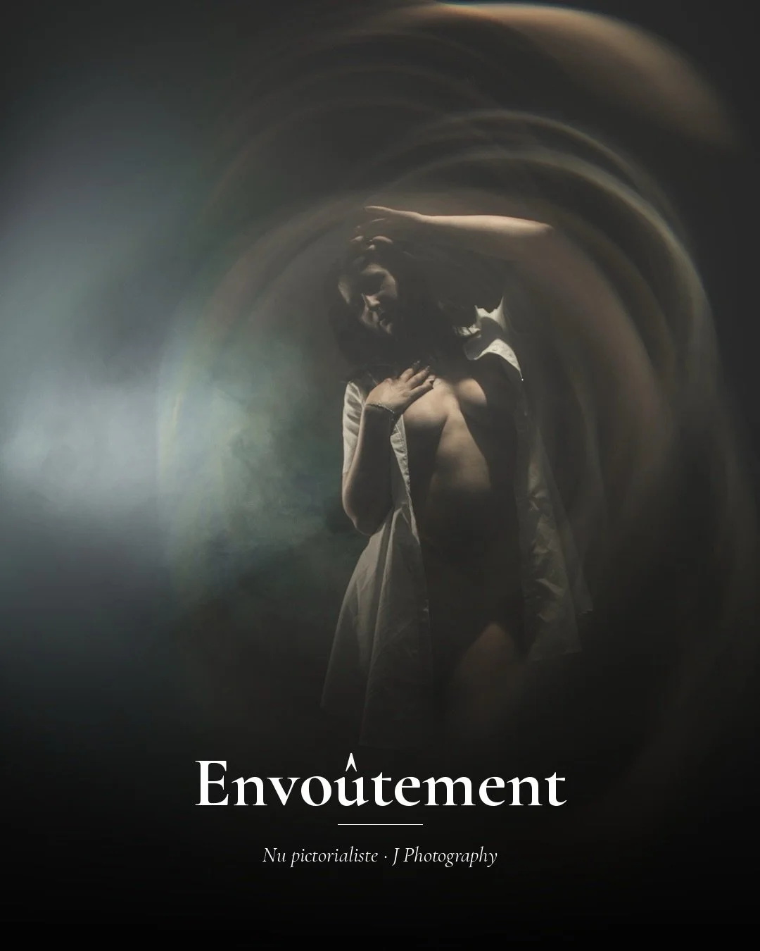 Autrement.
Cette image poursuit l&rsquo;intention onirique de la s&eacute;rie : un halo de lumi&egrave;re et de fum&eacute;e qui tourne autour du corps comme pour l&rsquo;aspirer vers son centre. Le geste n&rsquo;est pas de montrer, mais de laisser d