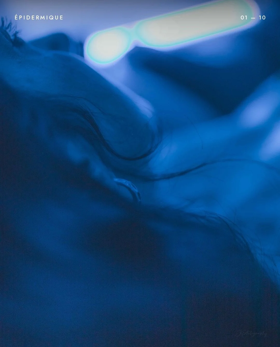 Le corps ne dit rien. Il murmure &mdash; texture, ligne, respiration.

&Eacute;pidermique &mdash; une s&eacute;rie sur ce que la peau raconte sans un mot. 
Sa texture. Sa silhouette. Sa douceur. Un langage &agrave; lire du regard, jamais de la voix.
