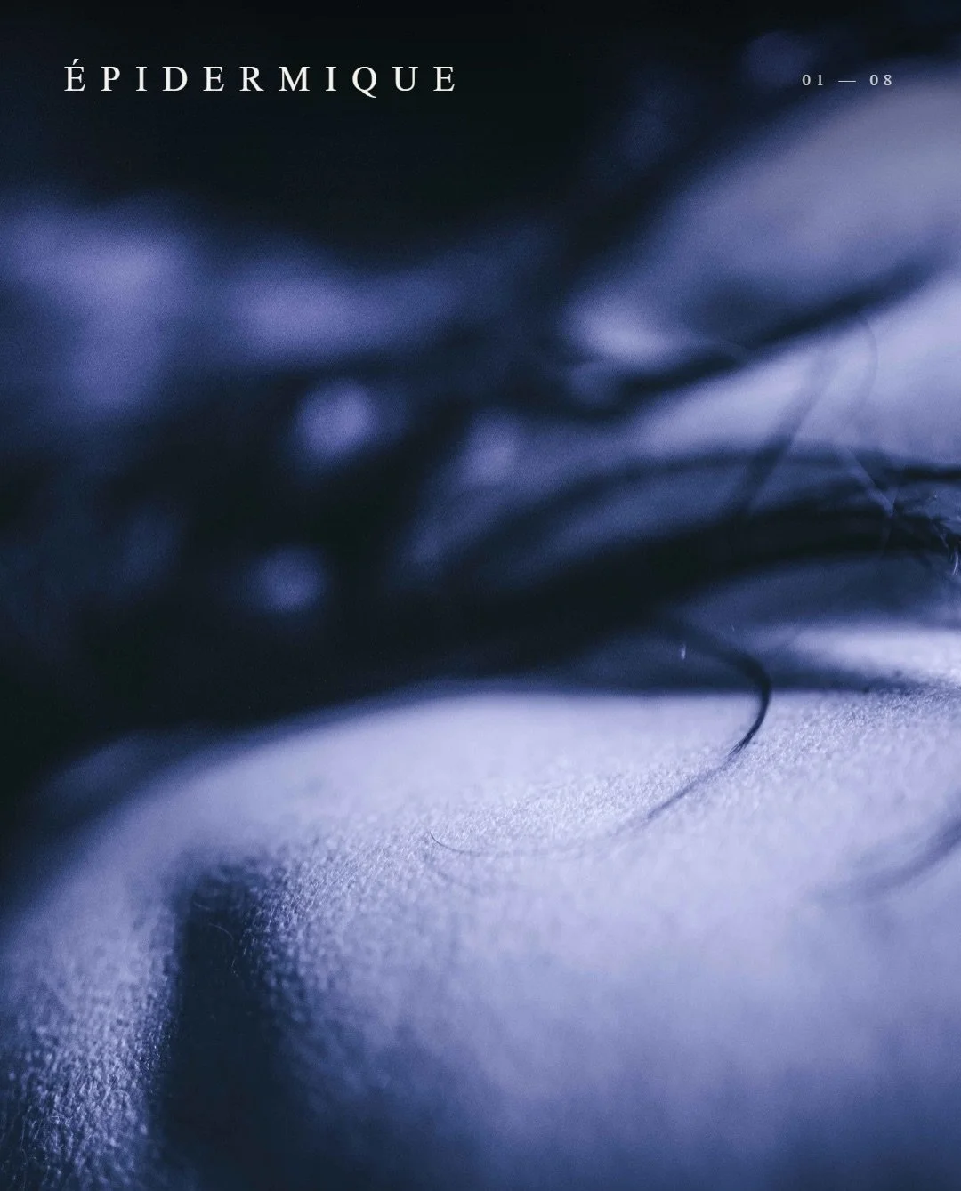 &Eacute;pidermique &mdash; VII.
Un cil qui s&rsquo;&eacute;chappe, une main qui se pose, une courbe &agrave; peine devin&eacute;e dans le bleu, une encre ancienne sur la peau. Ici, rien ne s&rsquo;affirme &mdash; tout se murmure.
Une douceur retenue.