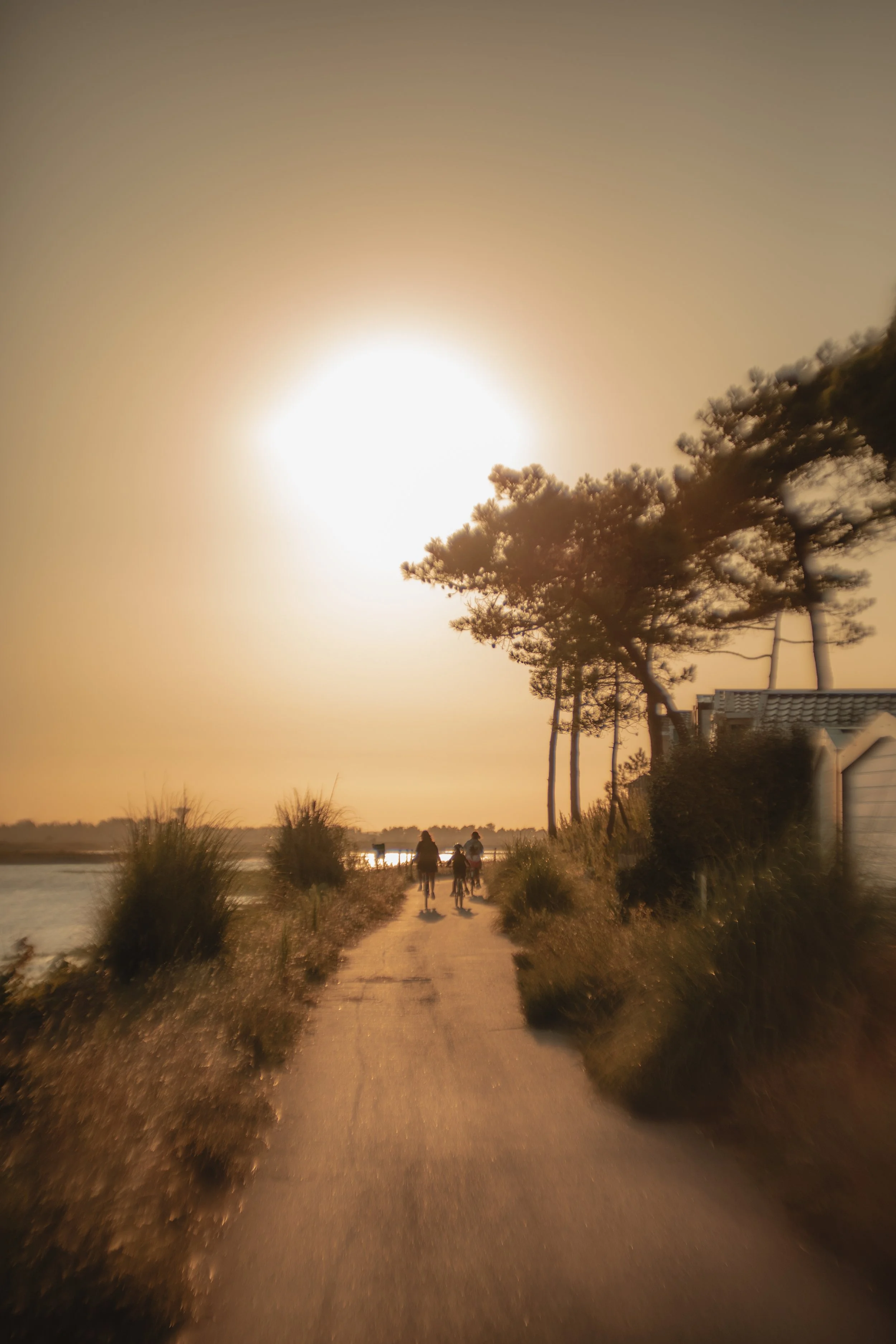 Photographie d'un couché de soleil avec une technique flou volontaire. Teinte orangée magnifique pour un paysage de bord de mer en été.