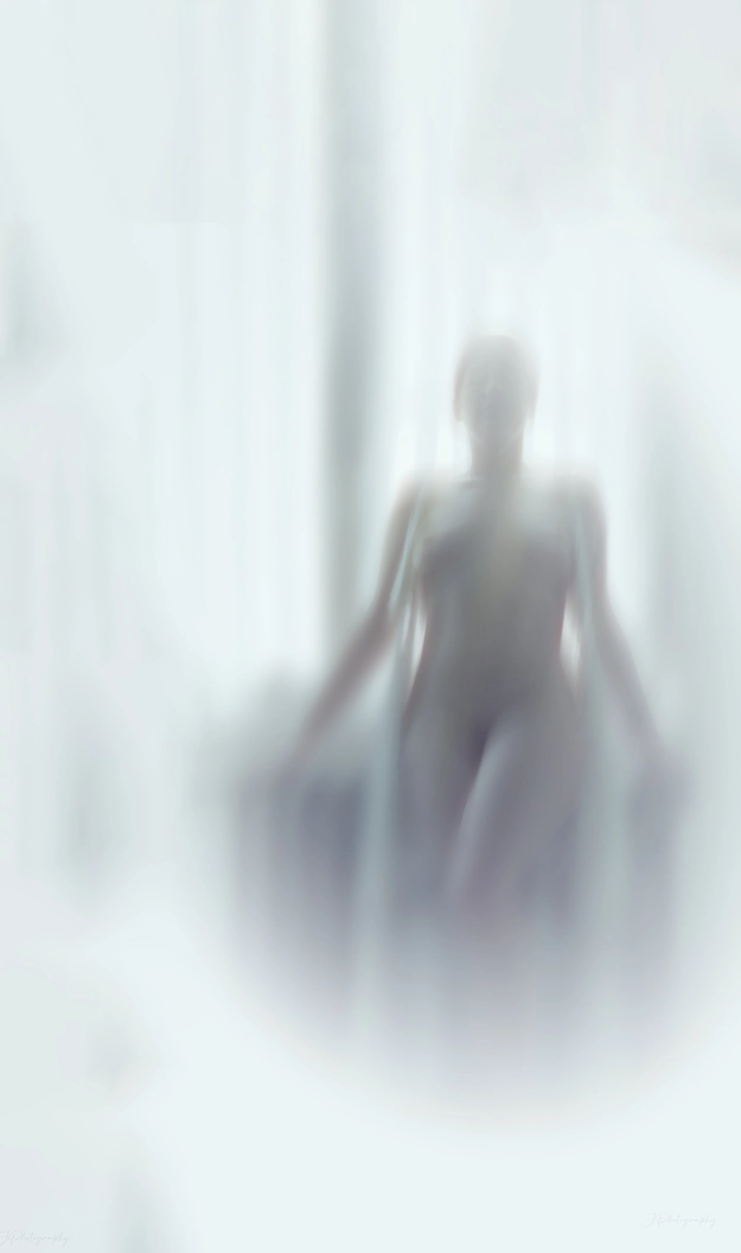 Une silhouette floue d'une personne assise, vue à travers une surface translucide ou brumeuse.