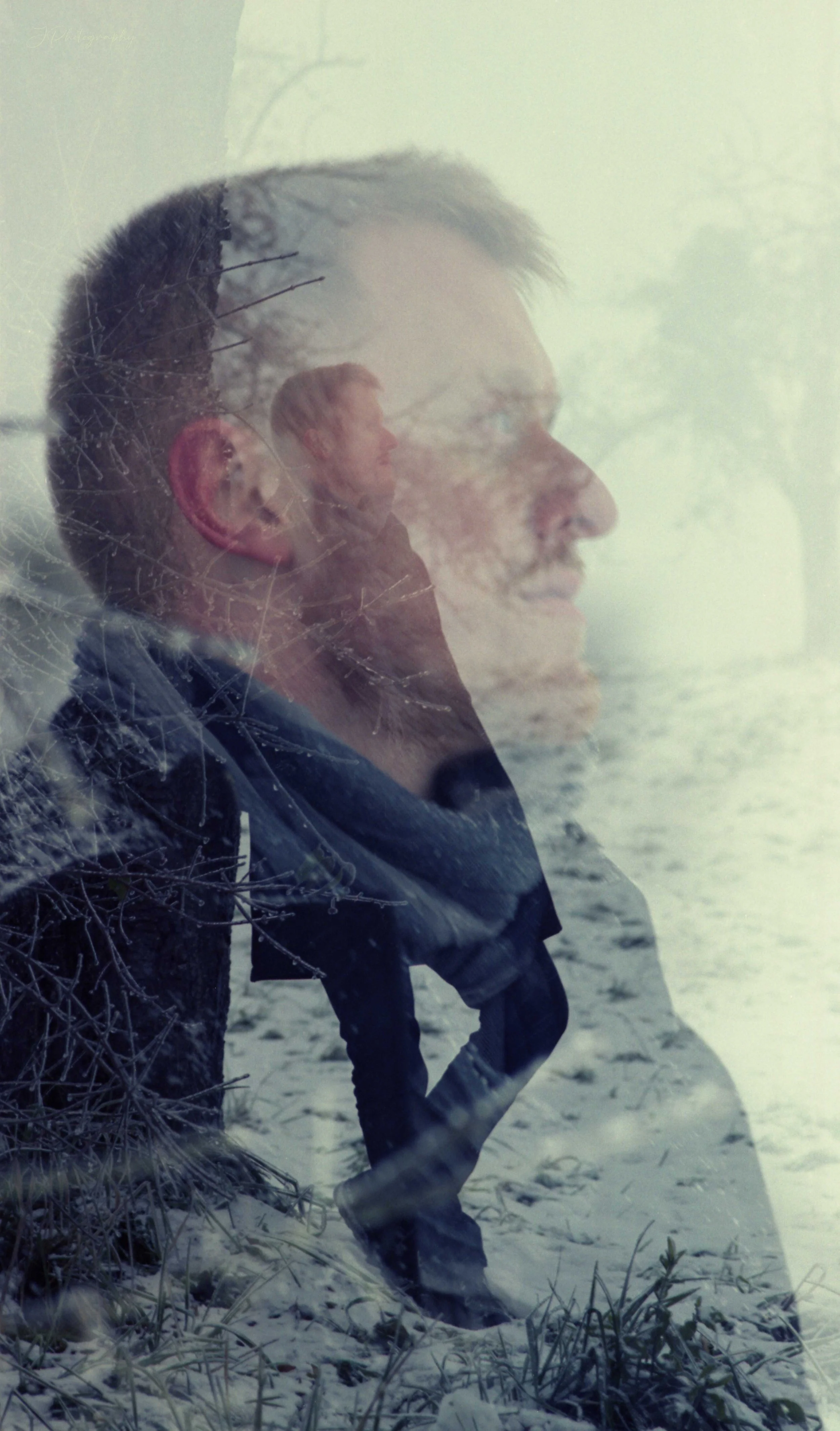 Une double exposition d'un homme regardant vers la droite, superposée à une scène hivernale avec de la neige, des arbres et un corps d'eau.